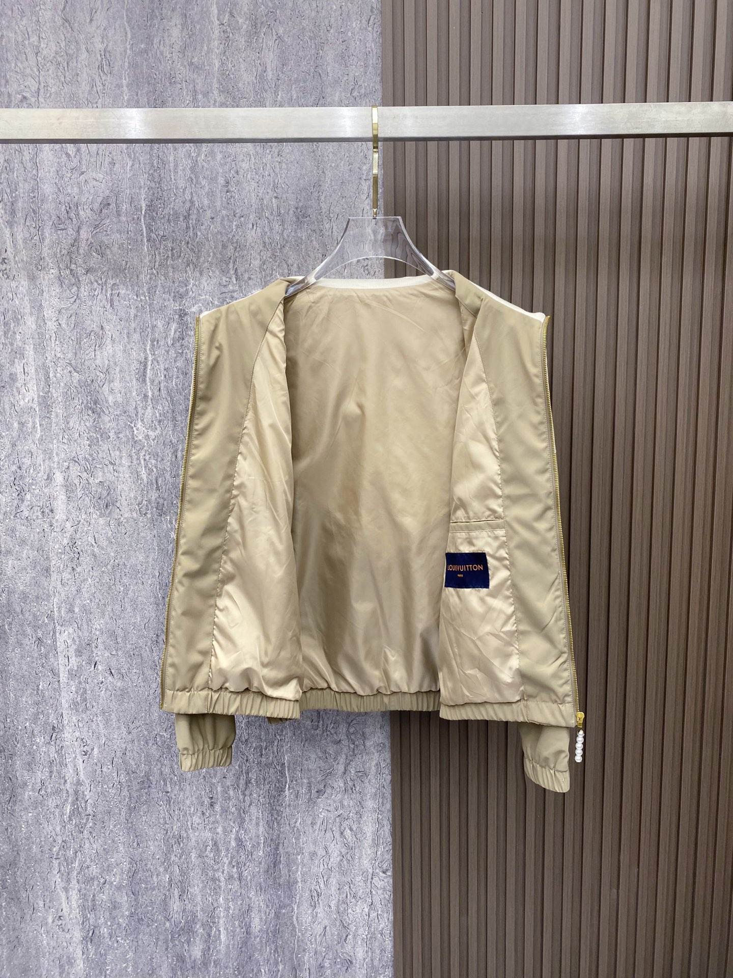 LV 2026ss春季新款立领夹克外套全高端版本！高定专柜面料辅料，透气舒适度高，细节无可挑剔，做工考究