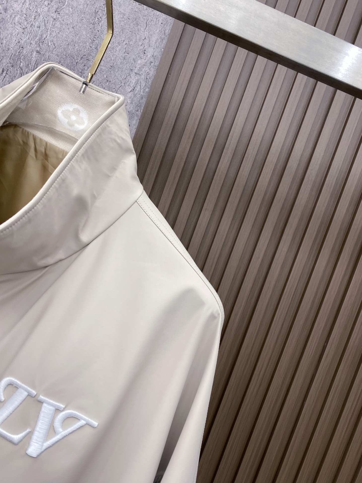 LV 2026ss春季新款立领夹克外套全高端版本！高定专柜面料辅料，透气舒适度高，细节无可挑剔，做工考究