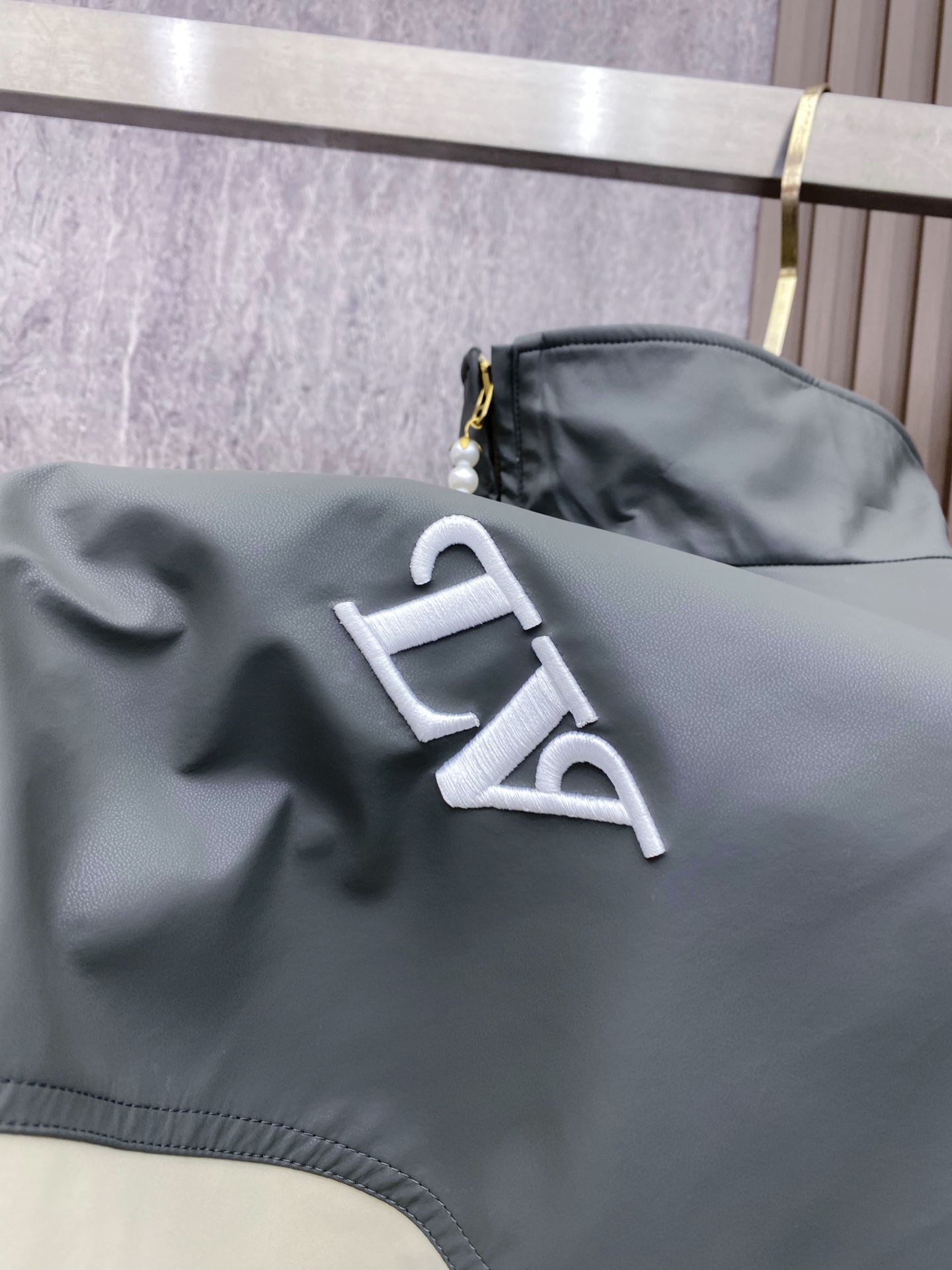 LV 2026ss春季新款立领夹克外套全高端版本！高定专柜面料辅料，透气舒适度高，细节无可挑剔，做工考究