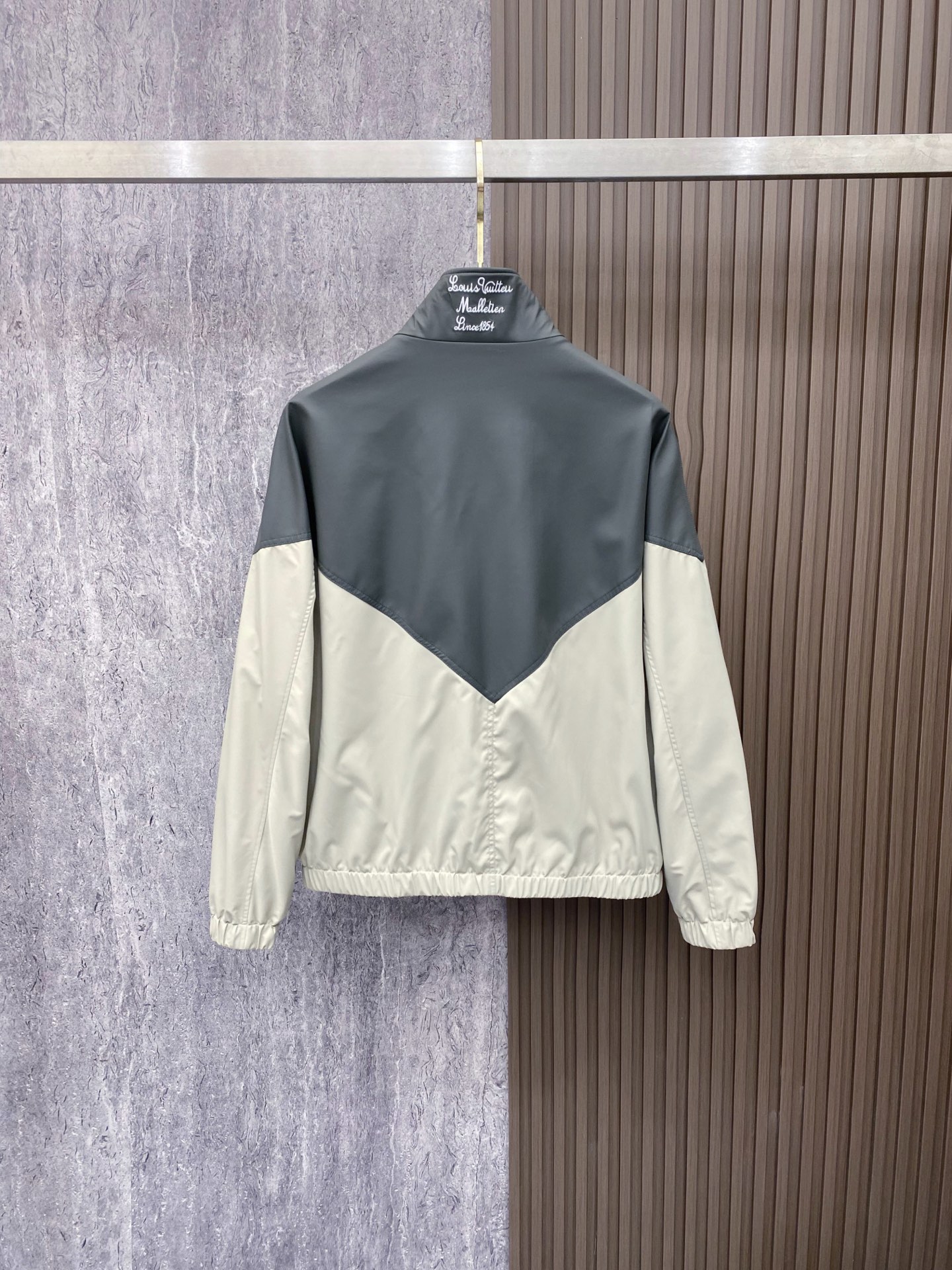 LV 2026ss春季新款立领夹克外套全高端版本！高定专柜面料辅料，透气舒适度高，细节无可挑剔，做工考究