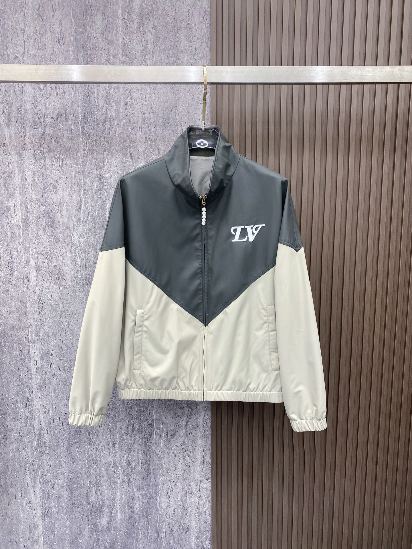 LV 2026ss春季新款立领夹克外套全高端版本！高定专柜面料辅料，透气舒适度高，细节无可挑剔，做工考究