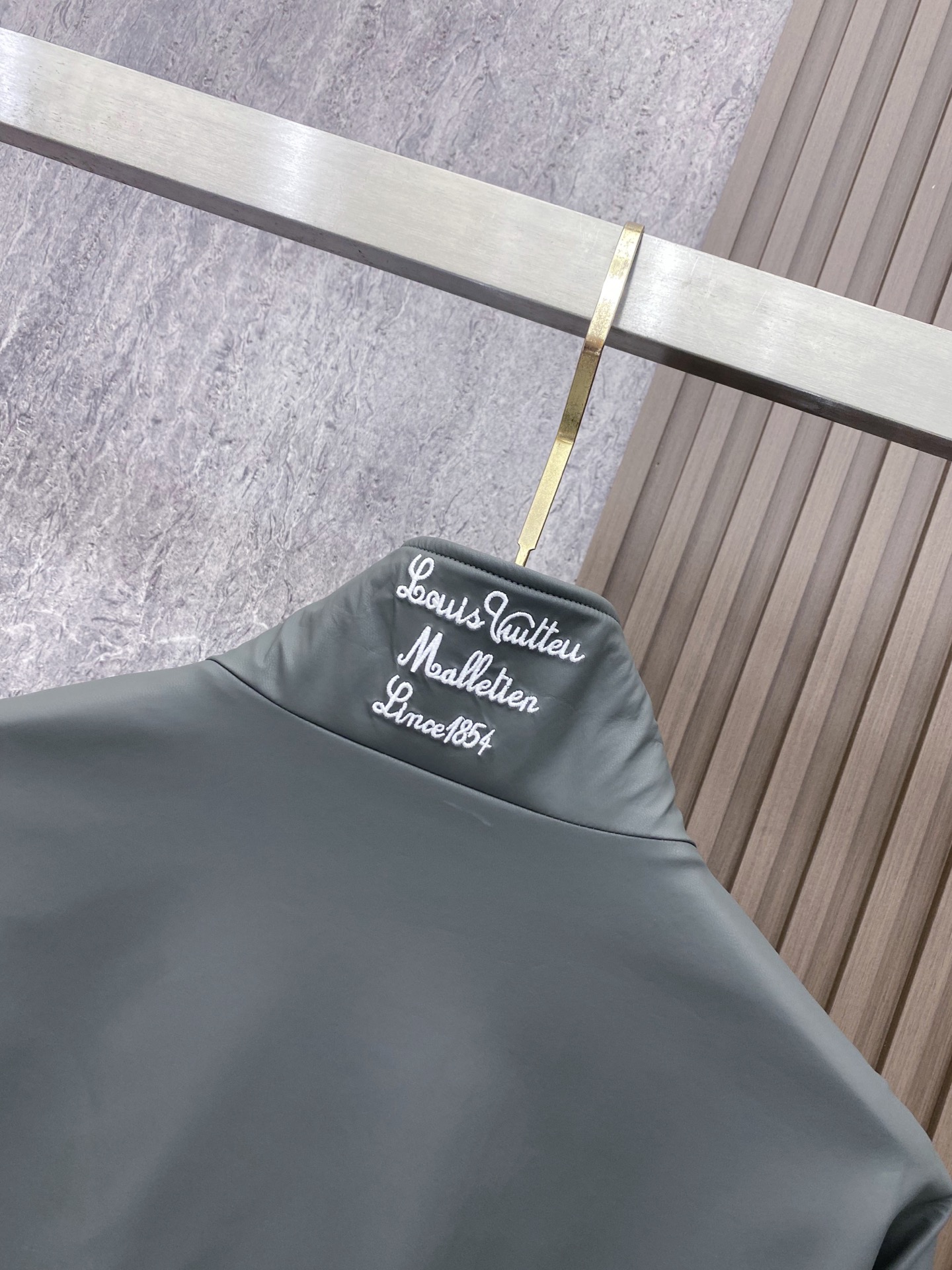 LV 2026ss春季新款立领夹克外套全高端版本！高定专柜面料辅料，透气舒适度高，细节无可挑剔，做工考究