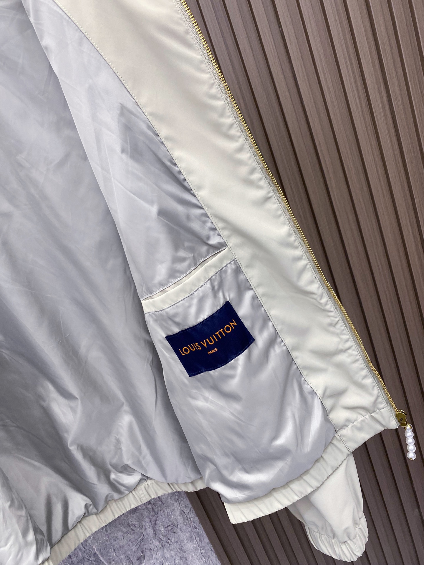 LV 2026ss春季新款立领夹克外套全高端版本！高定专柜面料辅料，透气舒适度高，细节无可挑剔，做工考究