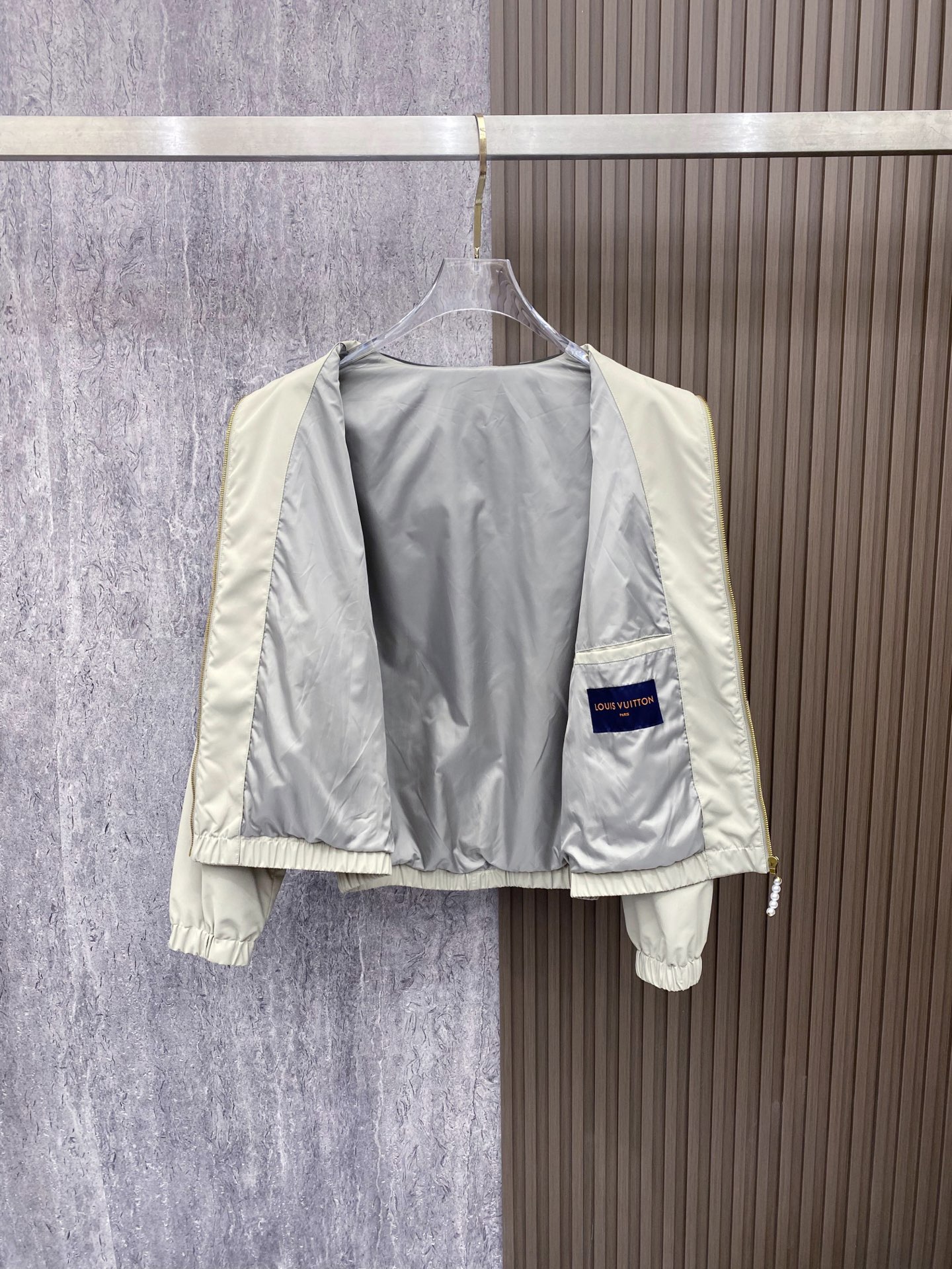 LV 2026ss春季新款立领夹克外套全高端版本！高定专柜面料辅料，透气舒适度高，细节无可挑剔，做工考究