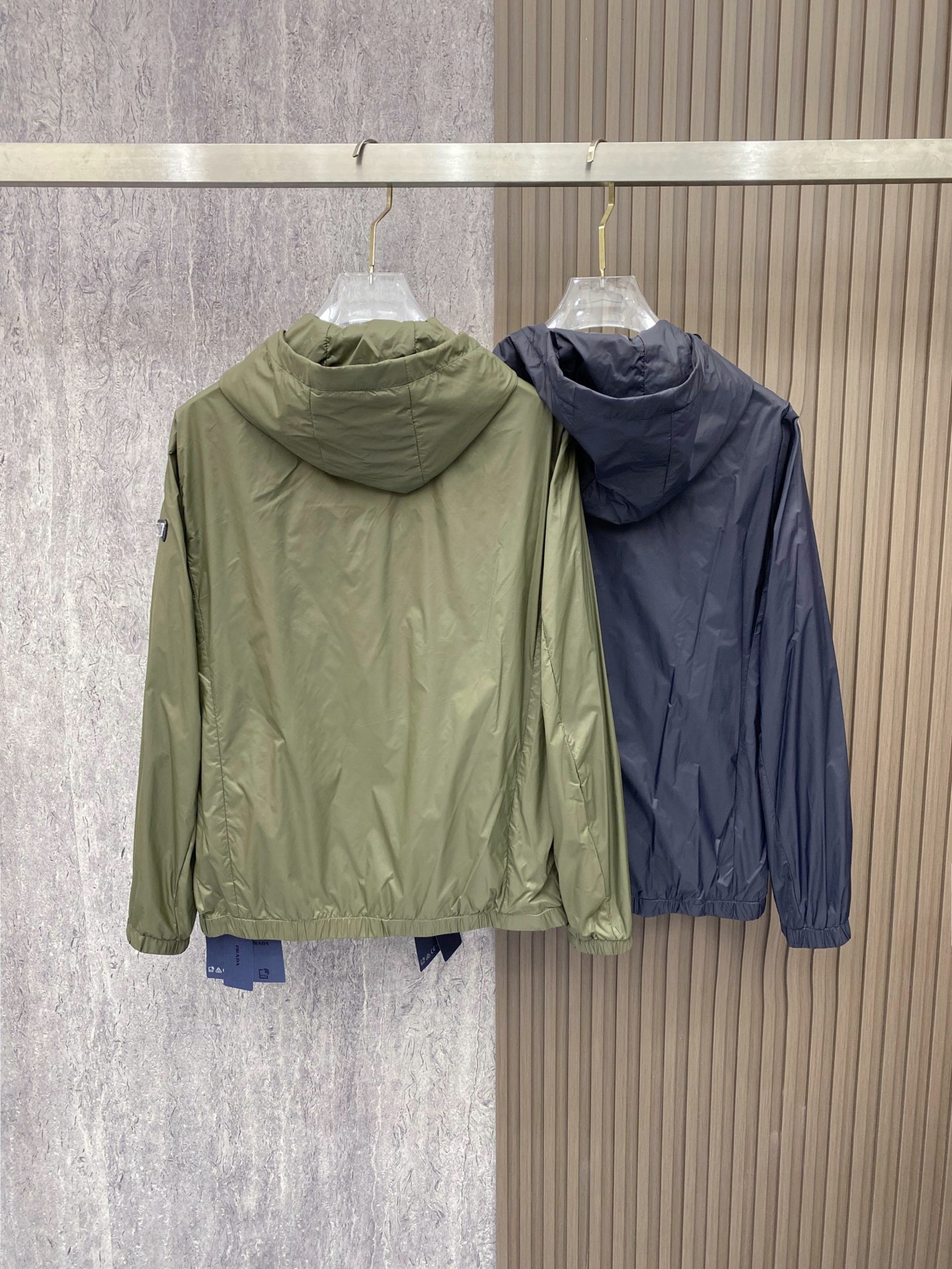 Prada 普拉达 2026ss春季新款连帽夹克外套全高端版本！高定专柜面料辅料，透气舒适度高，细节无可