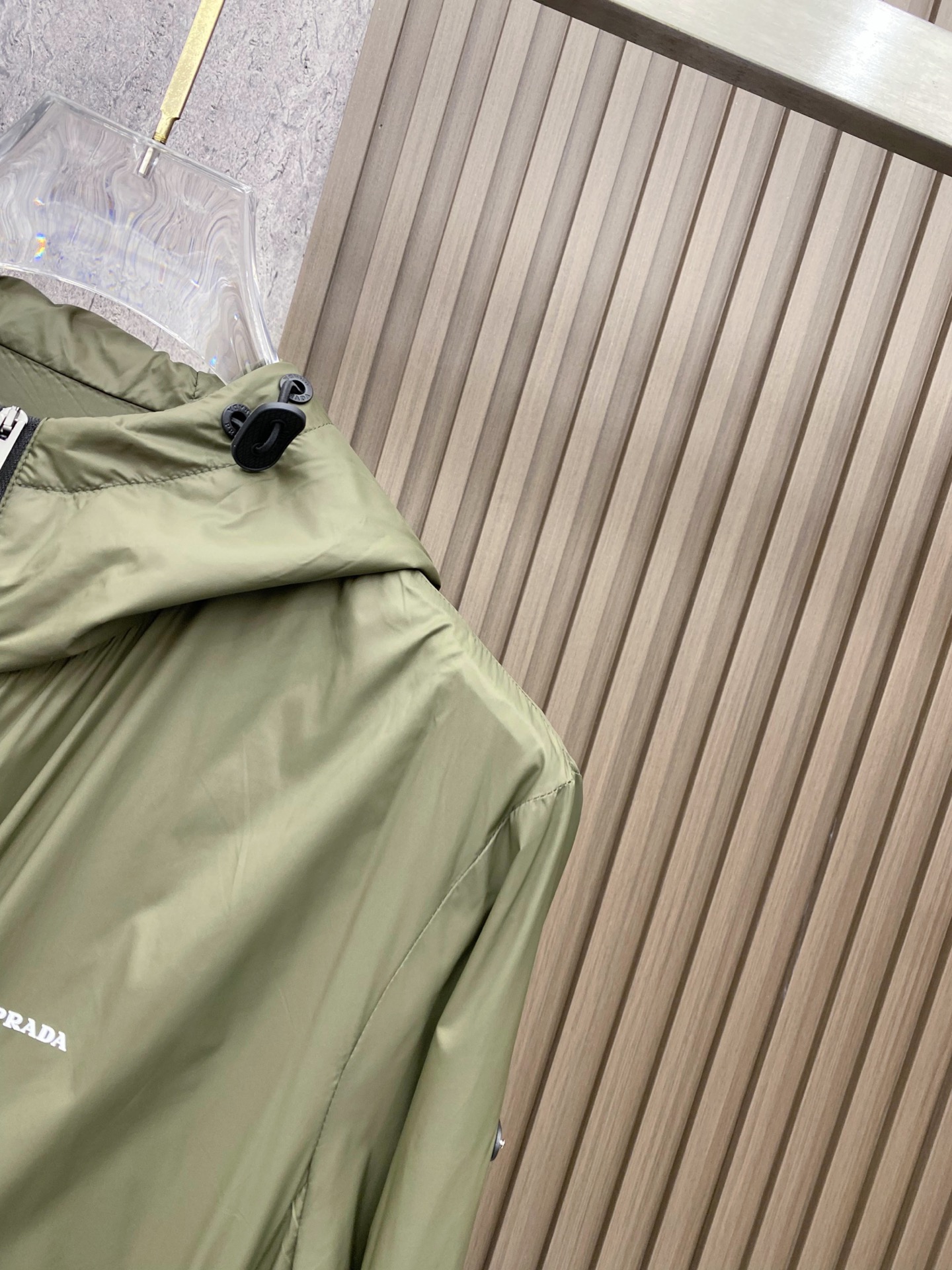 Prada 普拉达 2026ss春季新款连帽夹克外套全高端版本！高定专柜面料辅料，透气舒适度高，细节无可