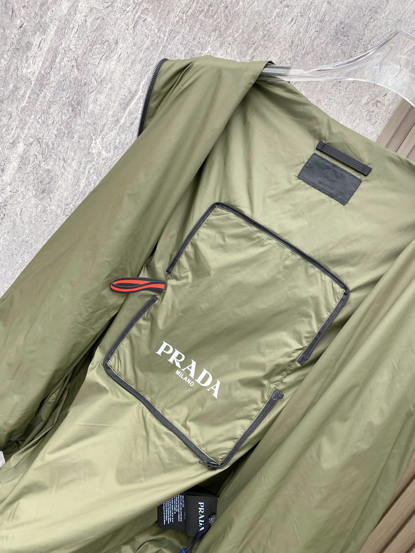 Prada 普拉达 2026ss春季新款连帽夹克外套全高端版本！高定专柜面料辅料，透气舒适度高，细节无可