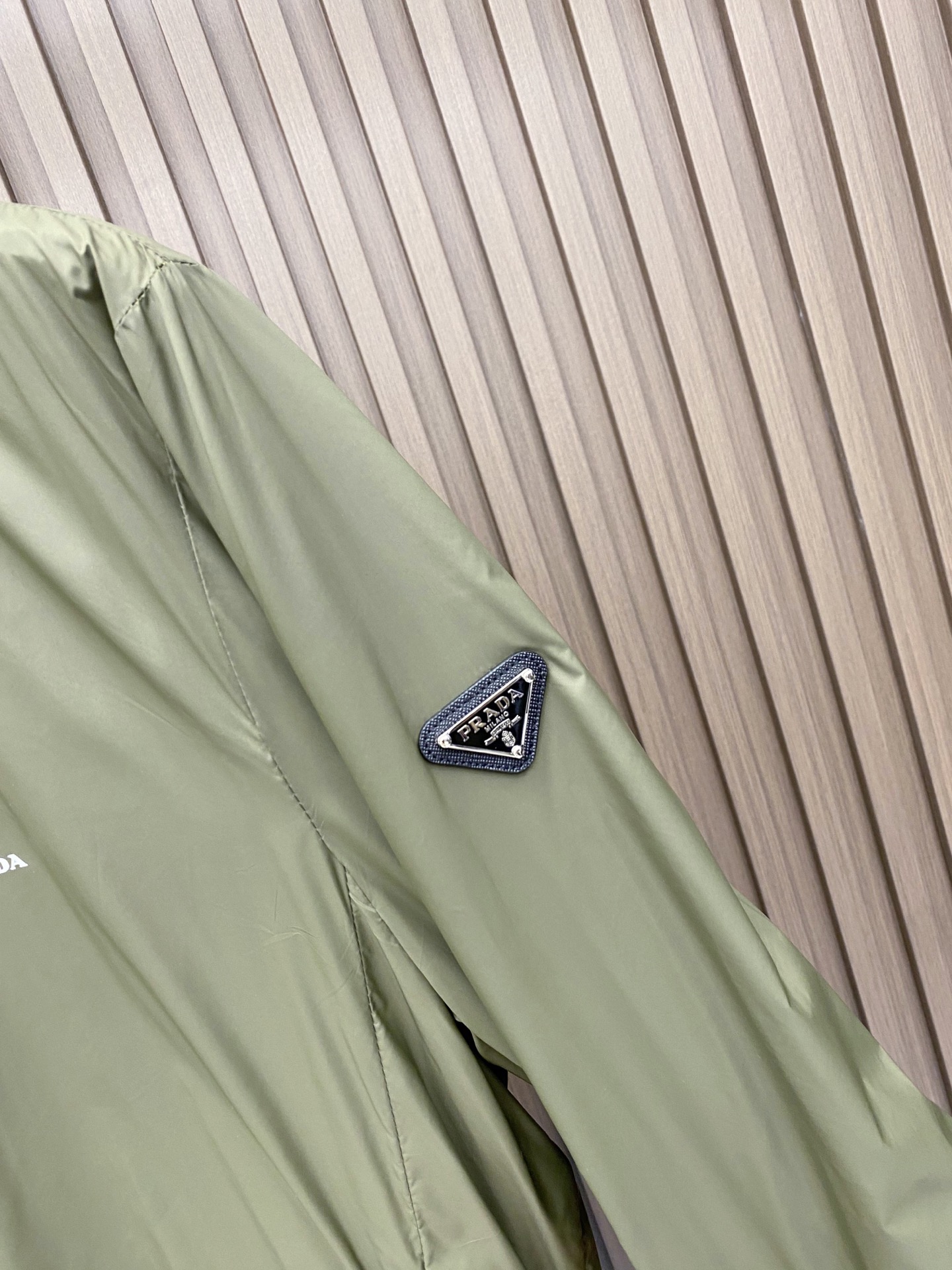 Prada 普拉达 2026ss春季新款连帽夹克外套全高端版本！高定专柜面料辅料，透气舒适度高，细节无可