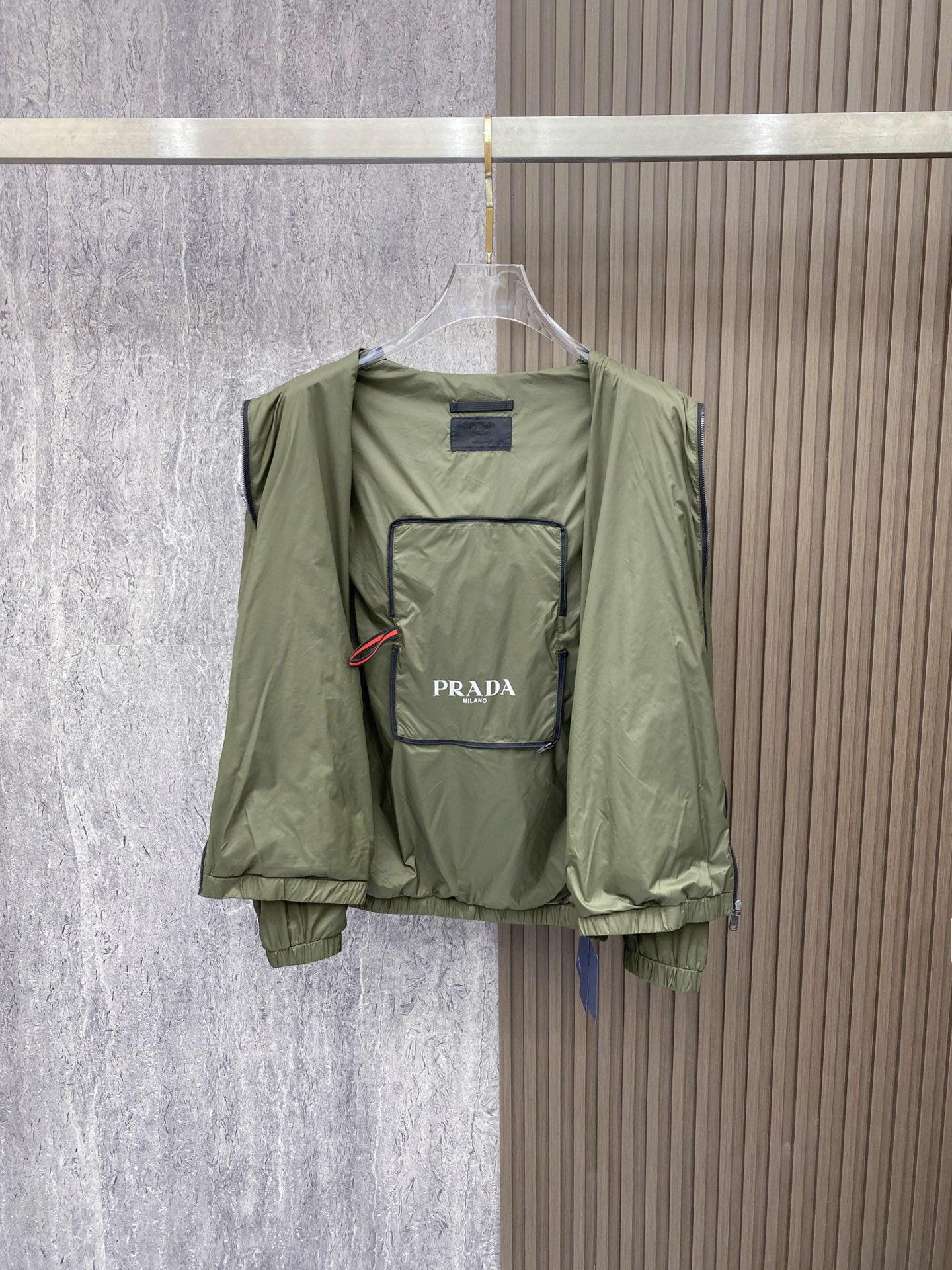 Prada 普拉达 2026ss春季新款连帽夹克外套全高端版本！高定专柜面料辅料，透气舒适度高，细节无可