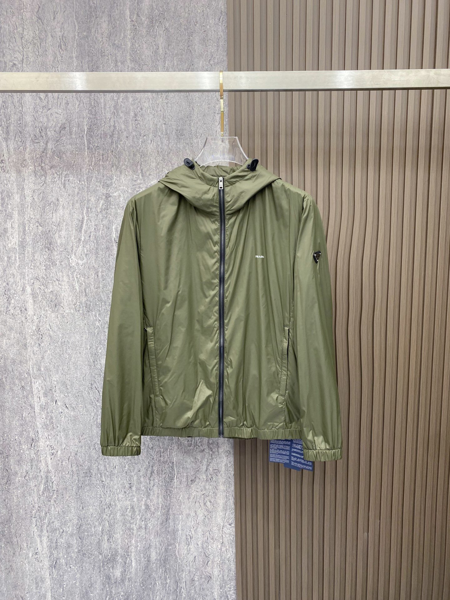 Prada 普拉达 2026ss春季新款连帽夹克外套全高端版本！高定专柜面料辅料，透气舒适度高，细节无可