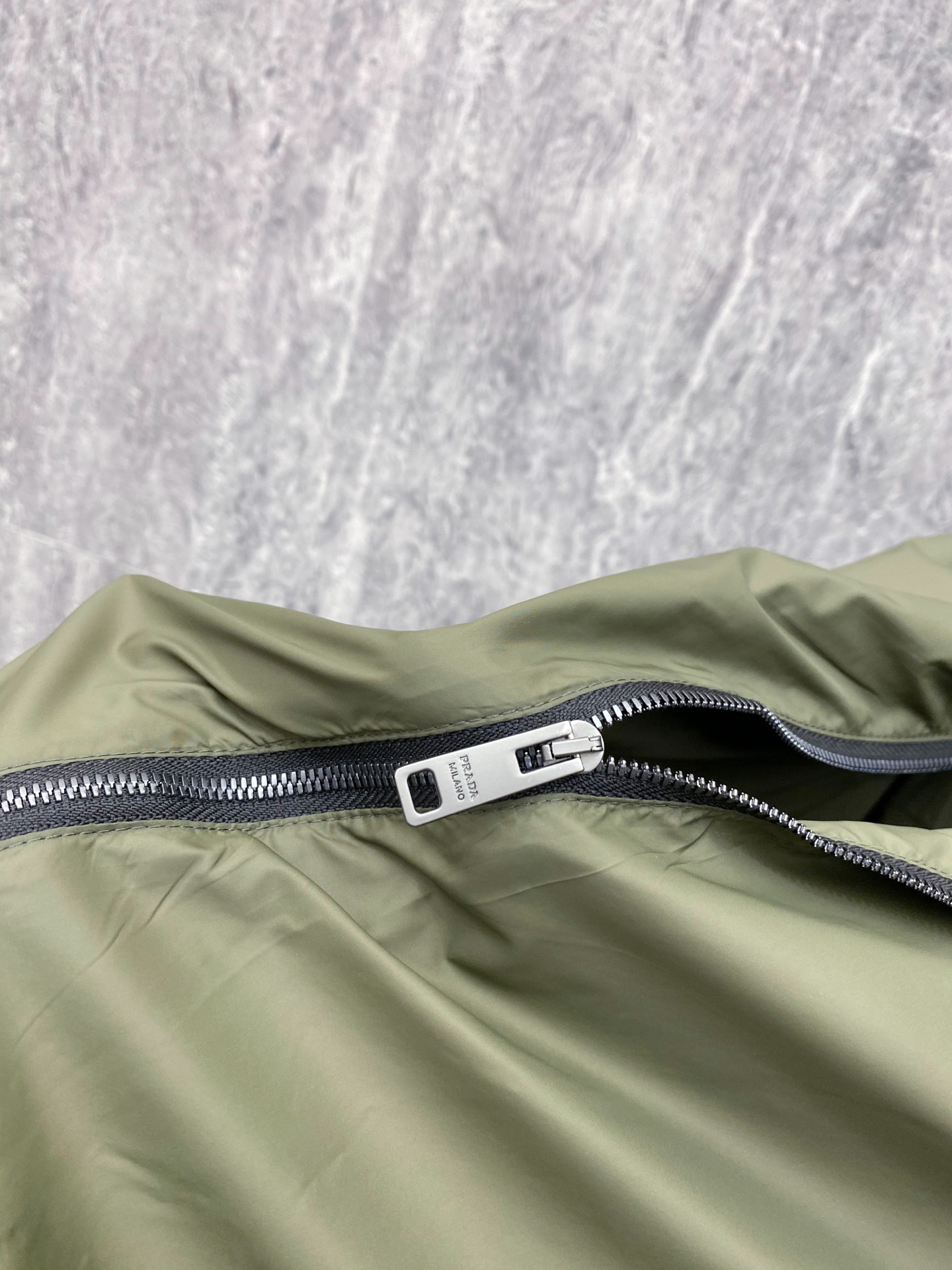 Prada 普拉达 2026ss春季新款连帽夹克外套全高端版本！高定专柜面料辅料，透气舒适度高，细节无可