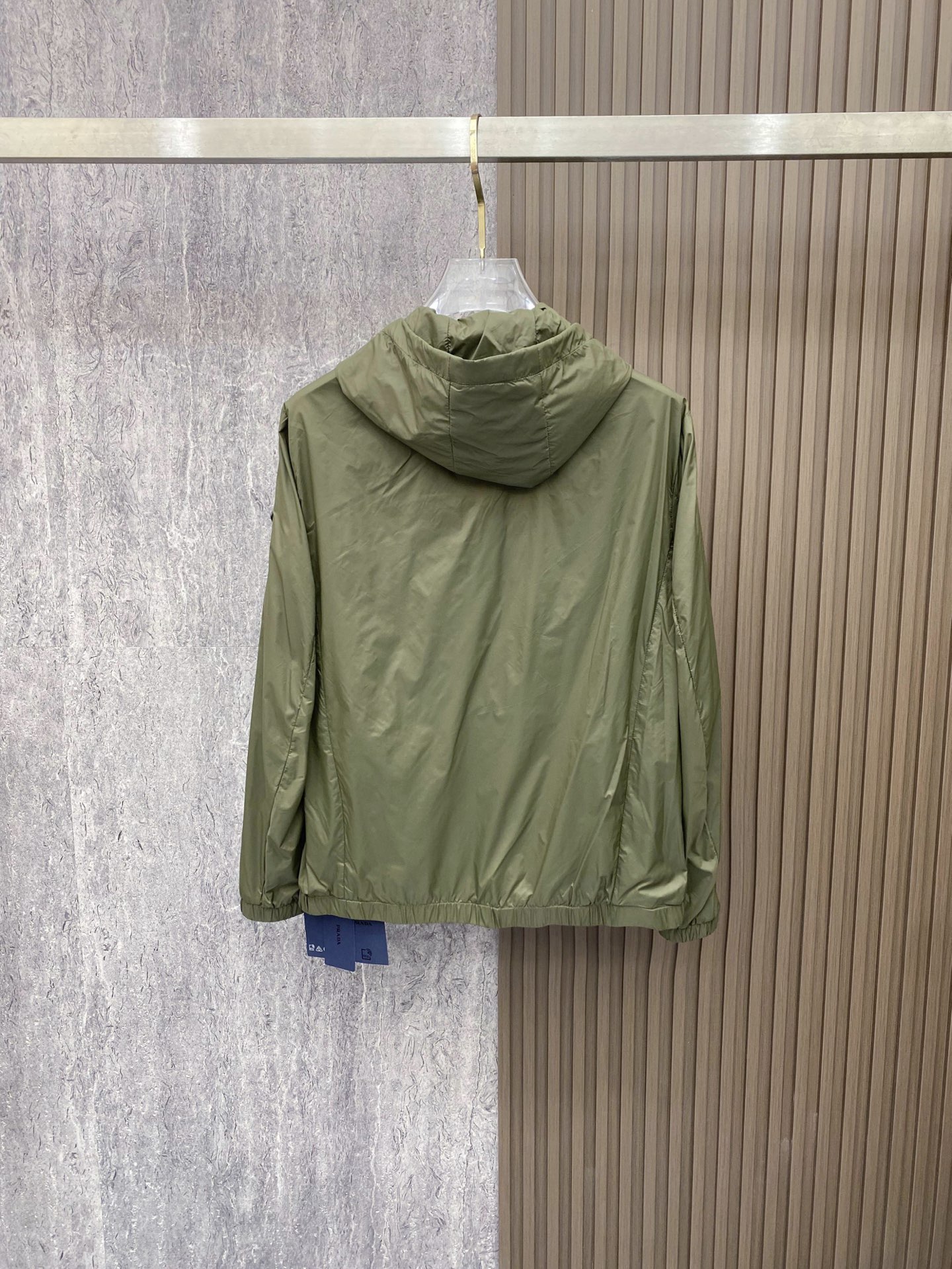 Prada 普拉达 2026ss春季新款连帽夹克外套全高端版本！高定专柜面料辅料，透气舒适度高，细节无可