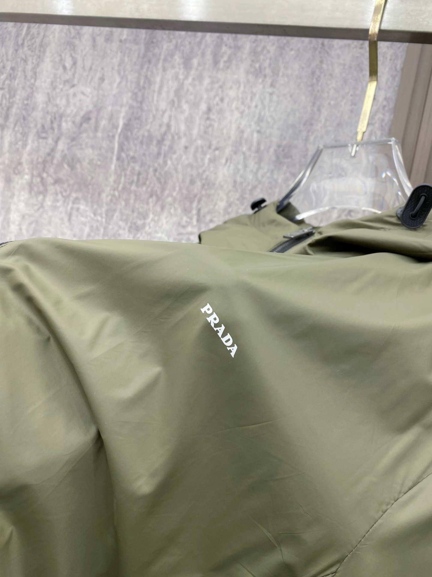 Prada 普拉达 2026ss春季新款连帽夹克外套全高端版本！高定专柜面料辅料，透气舒适度高，细节无可