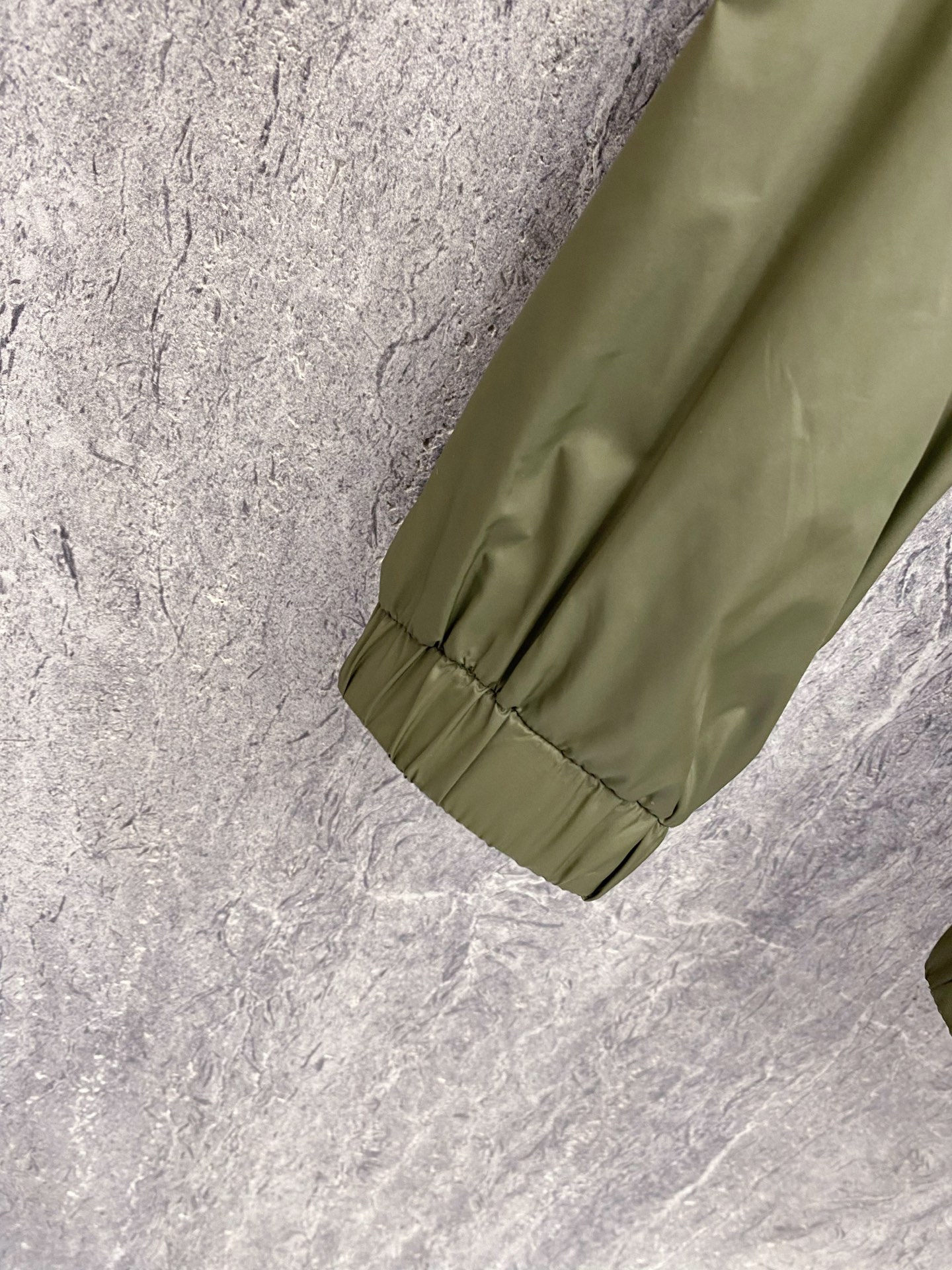 Prada 普拉达 2026ss春季新款连帽夹克外套全高端版本！高定专柜面料辅料，透气舒适度高，细节无可