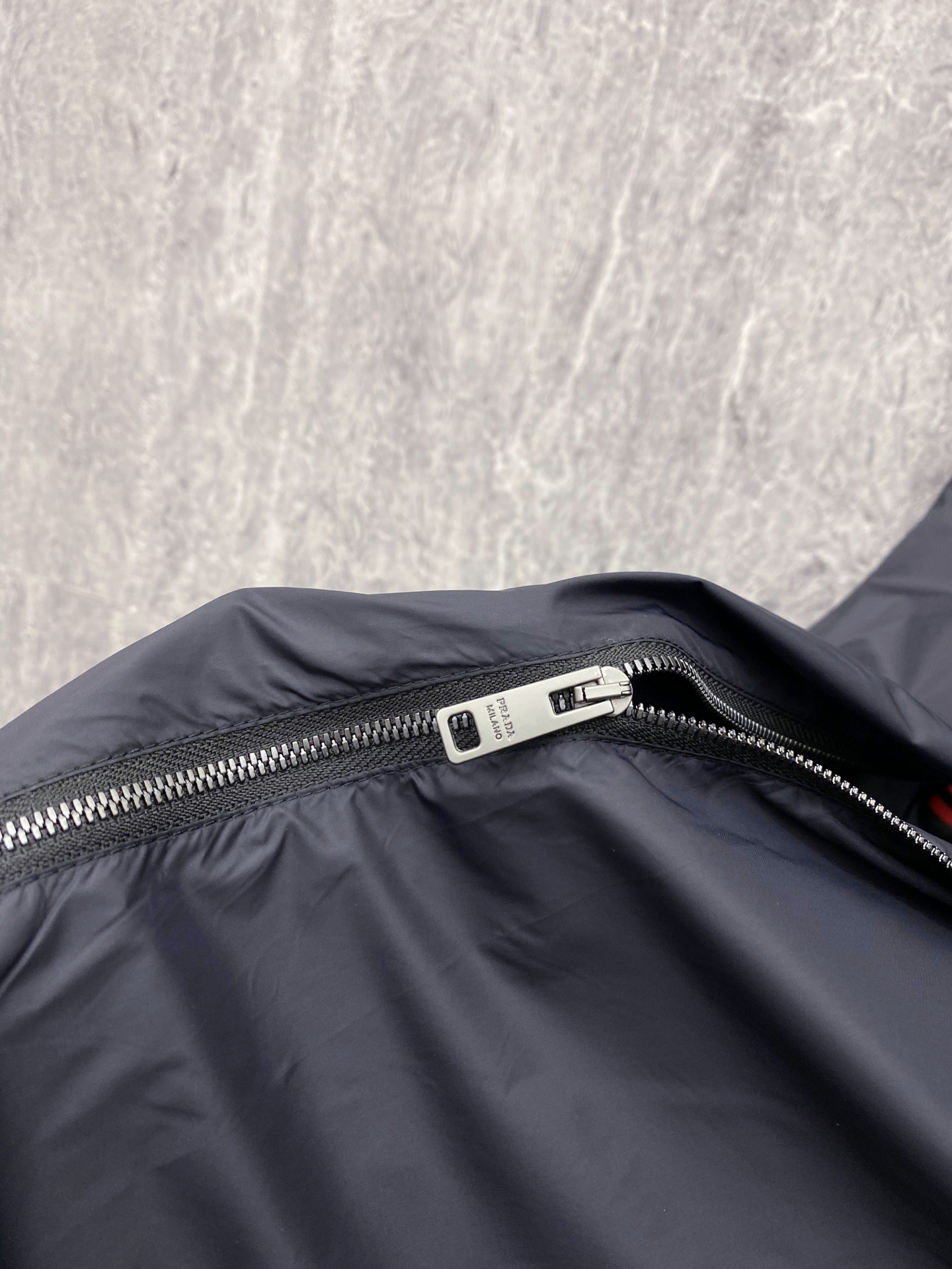 Prada 普拉达 2026ss春季新款连帽夹克外套全高端版本！高定专柜面料辅料，透气舒适度高，细节无可