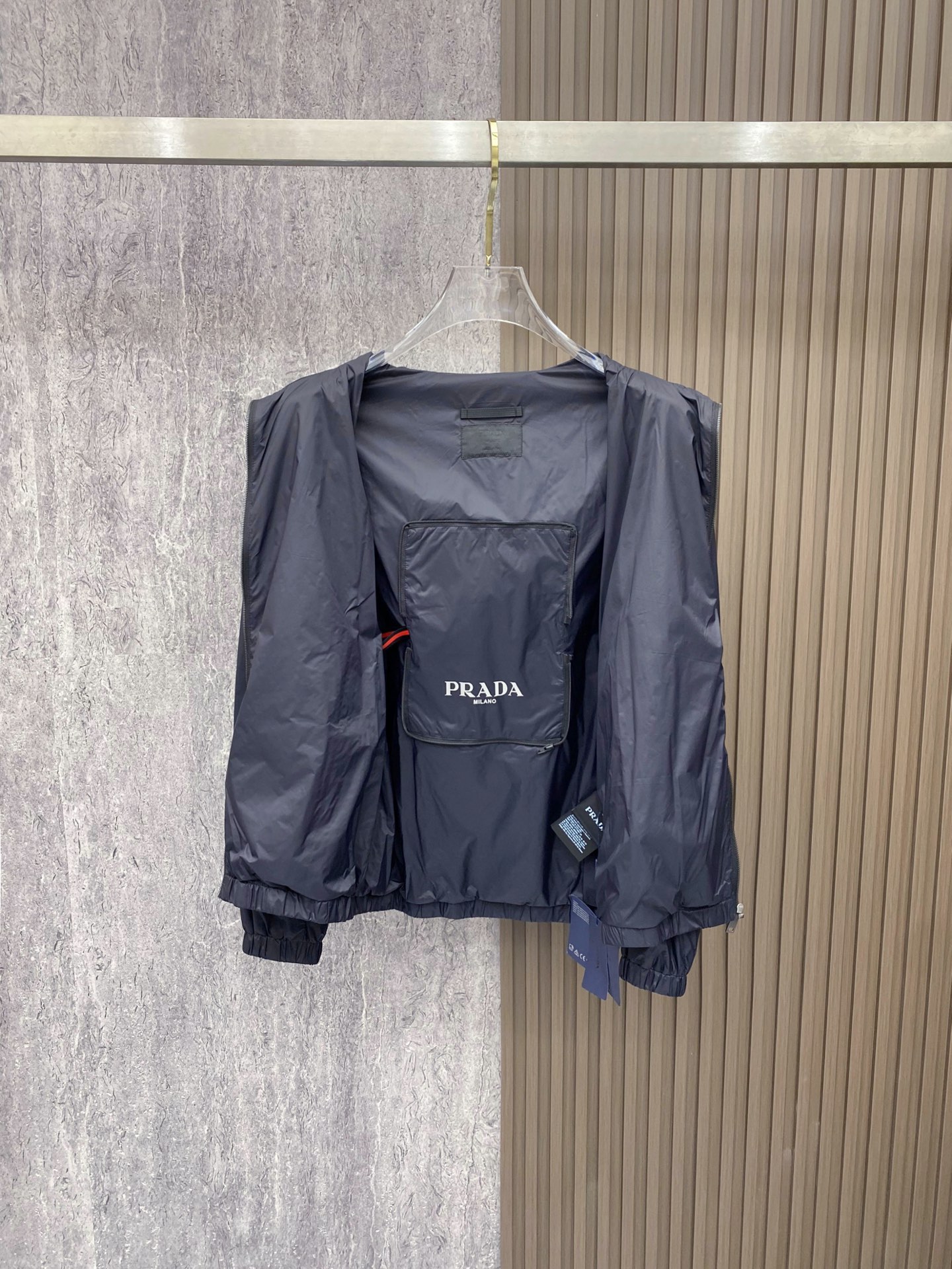 Prada 普拉达 2026ss春季新款连帽夹克外套全高端版本！高定专柜面料辅料，透气舒适度高，细节无可