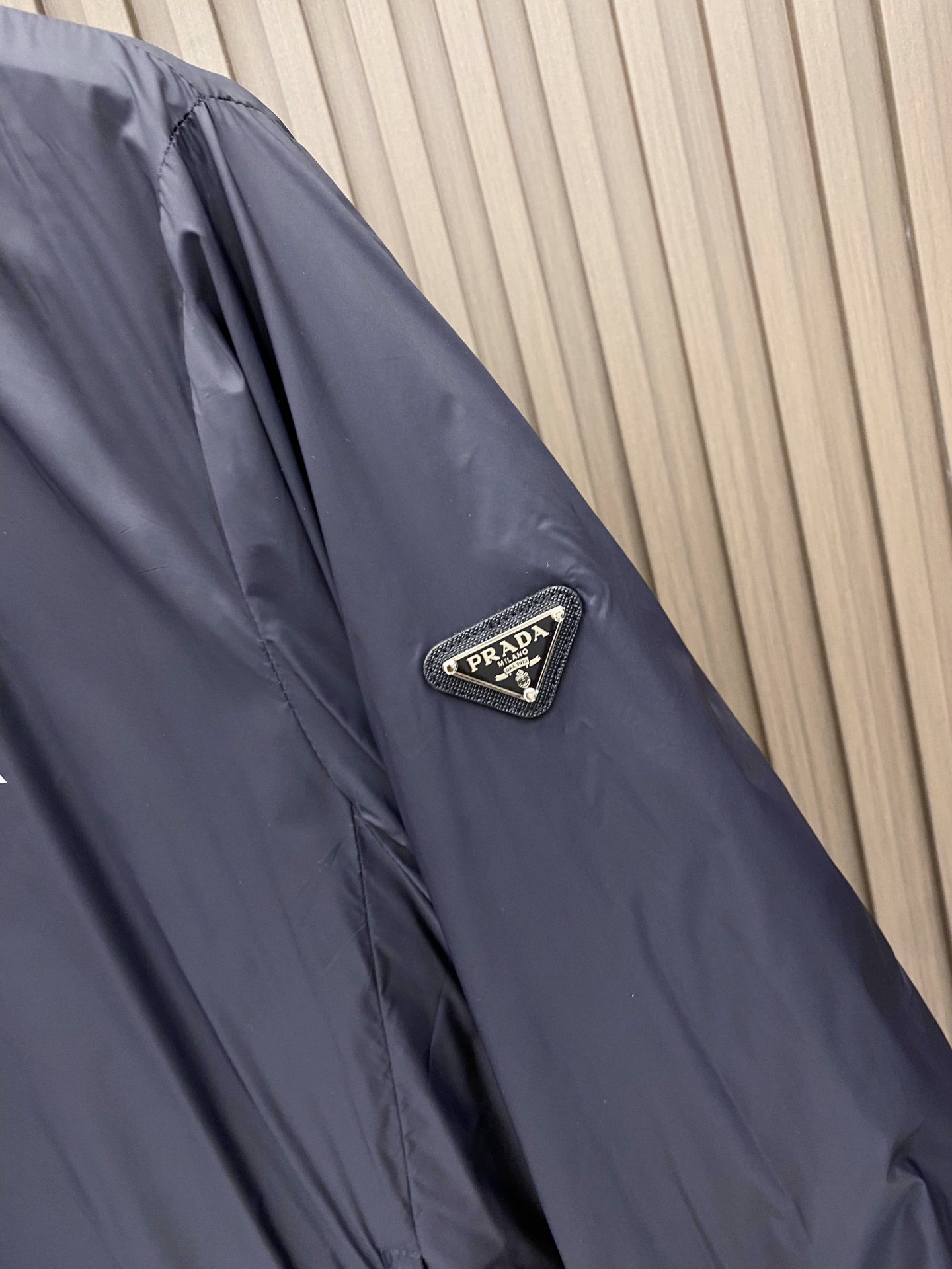 Prada 普拉达 2026ss春季新款连帽夹克外套全高端版本！高定专柜面料辅料，透气舒适度高，细节无可
