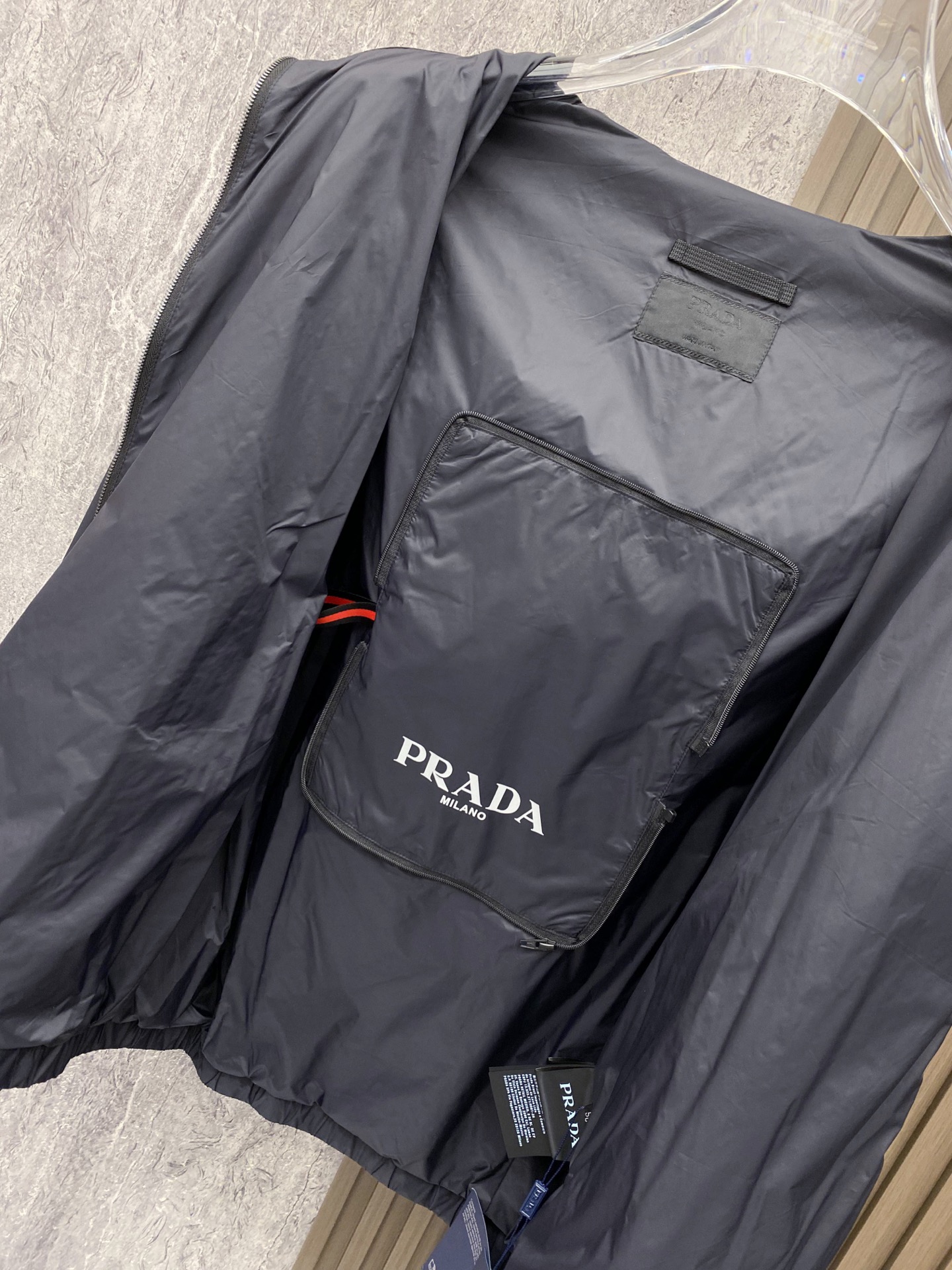 Prada 普拉达 2026ss春季新款连帽夹克外套全高端版本！高定专柜面料辅料，透气舒适度高，细节无可
