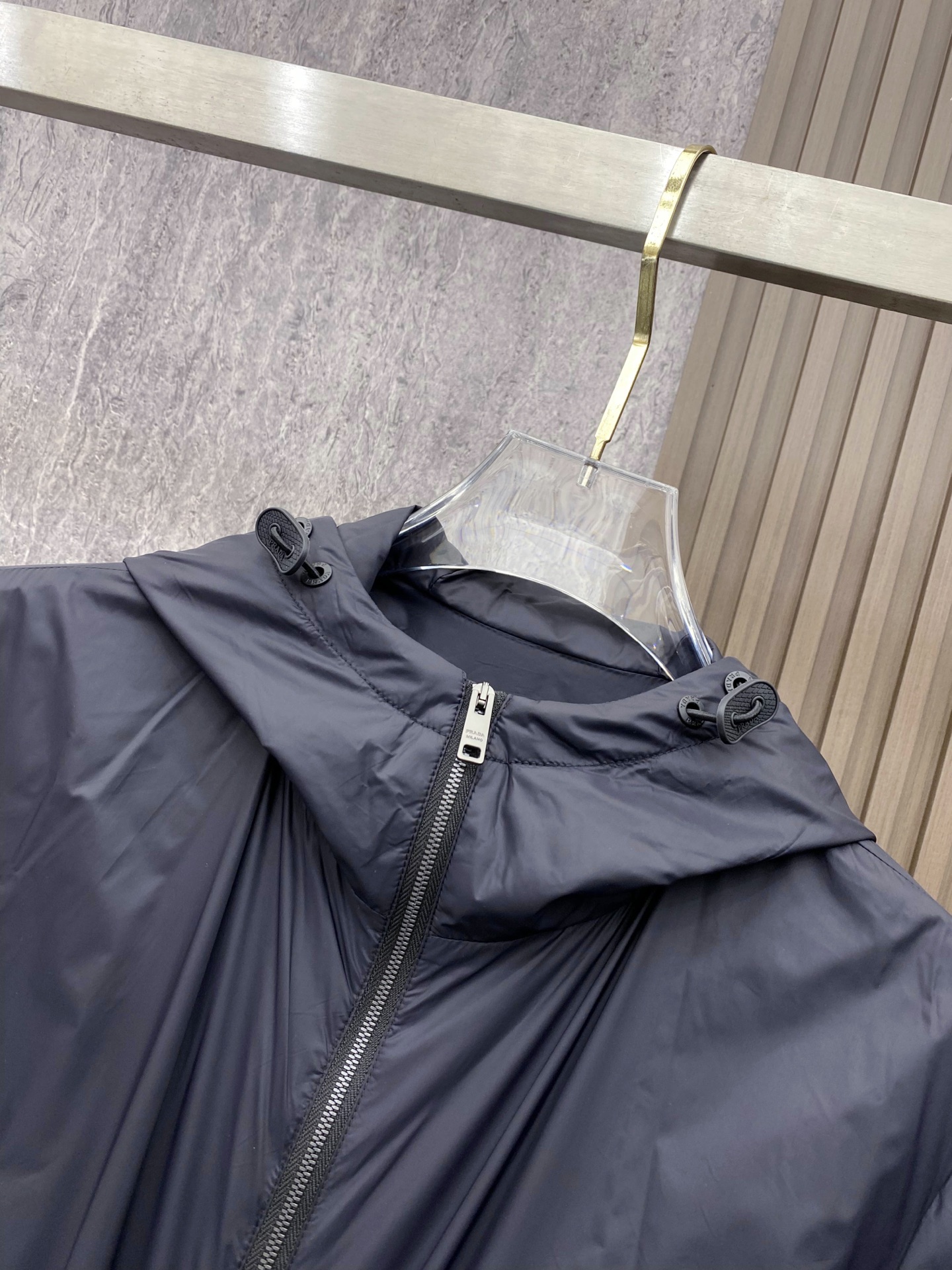 Prada 普拉达 2026ss春季新款连帽夹克外套全高端版本！高定专柜面料辅料，透气舒适度高，细节无可