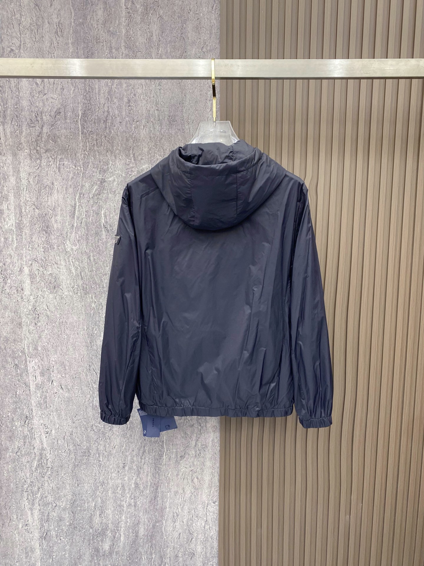 Prada 普拉达 2026ss春季新款连帽夹克外套全高端版本！高定专柜面料辅料，透气舒适度高，细节无可