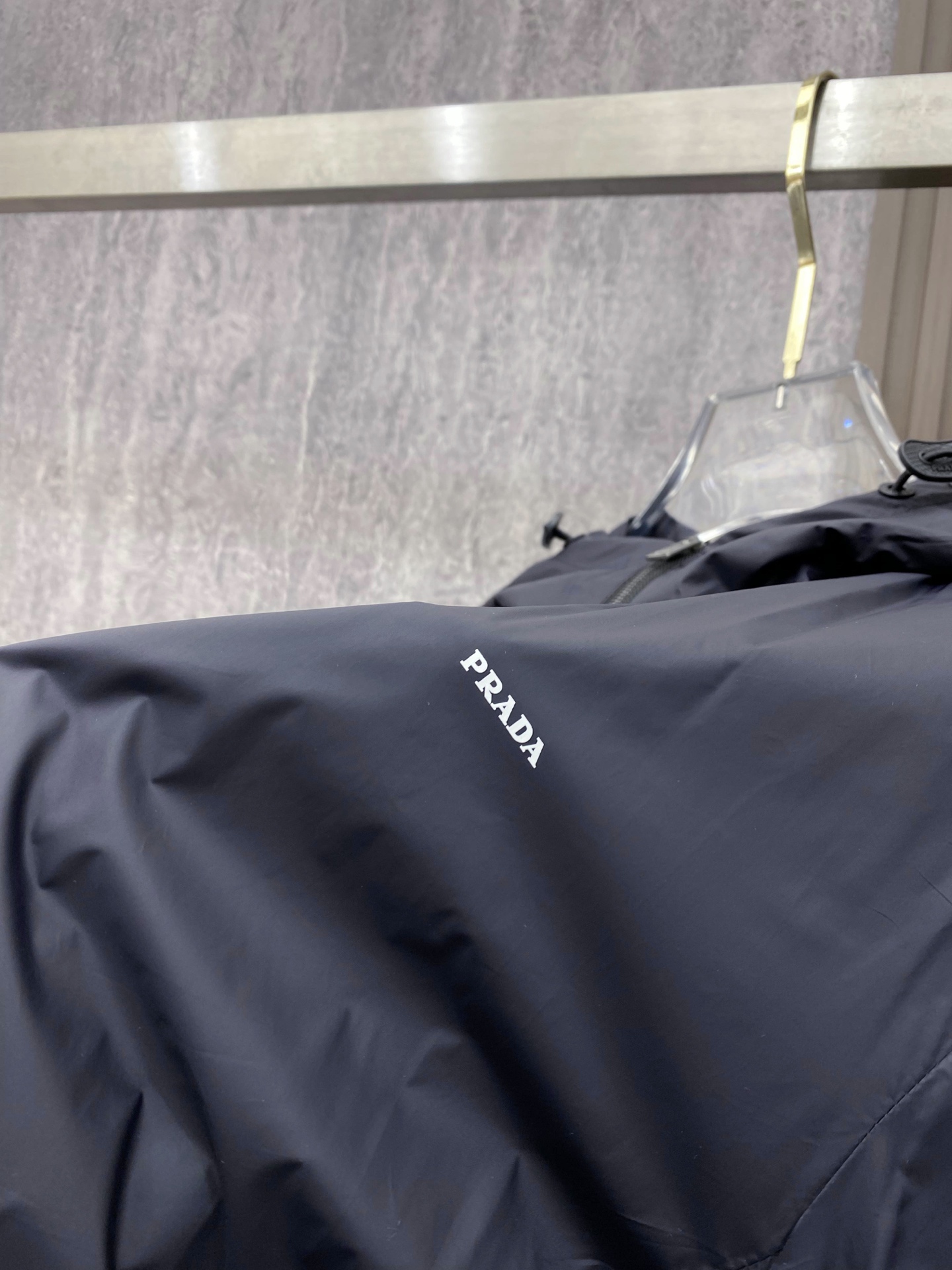 Prada 普拉达 2026ss春季新款连帽夹克外套全高端版本！高定专柜面料辅料，透气舒适度高，细节无可