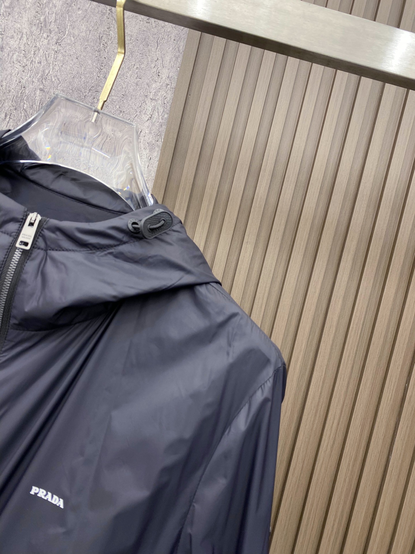 Prada 普拉达 2026ss春季新款连帽夹克外套全高端版本！高定专柜面料辅料，透气舒适度高，细节无可