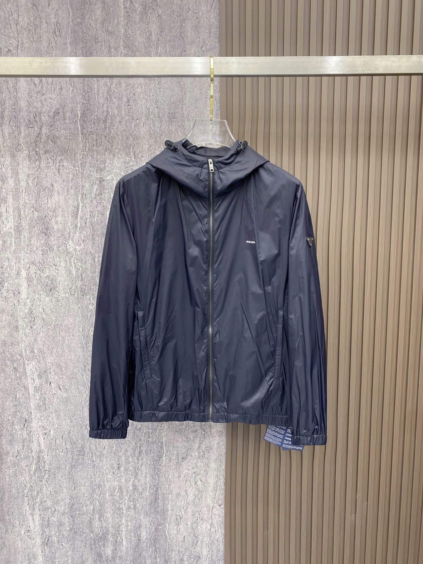 Prada 普拉达 2026ss春季新款连帽夹克外套全高端版本！高定专柜面料辅料，透气舒适度高，细节无可