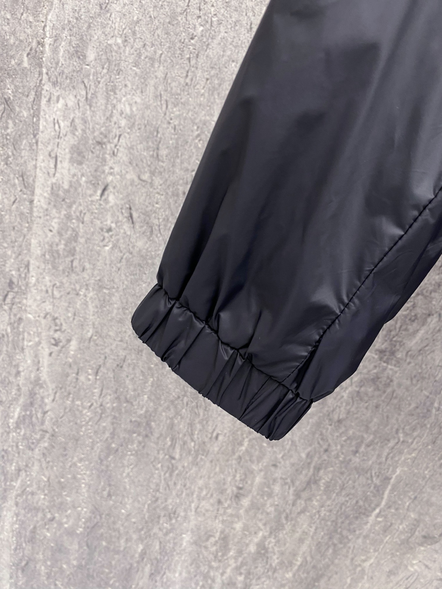 Prada 普拉达 2026ss春季新款连帽夹克外套全高端版本！高定专柜面料辅料，透气舒适度高，细节无可