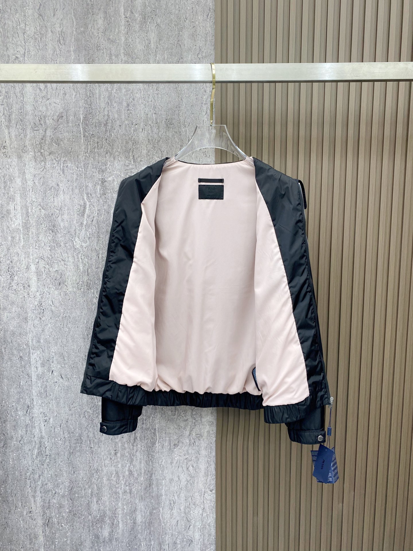 Prada 普拉达 2026ss春季新款翻领夹克外套全高端版本！高定专柜面料辅料，透气舒适度高，细节无可