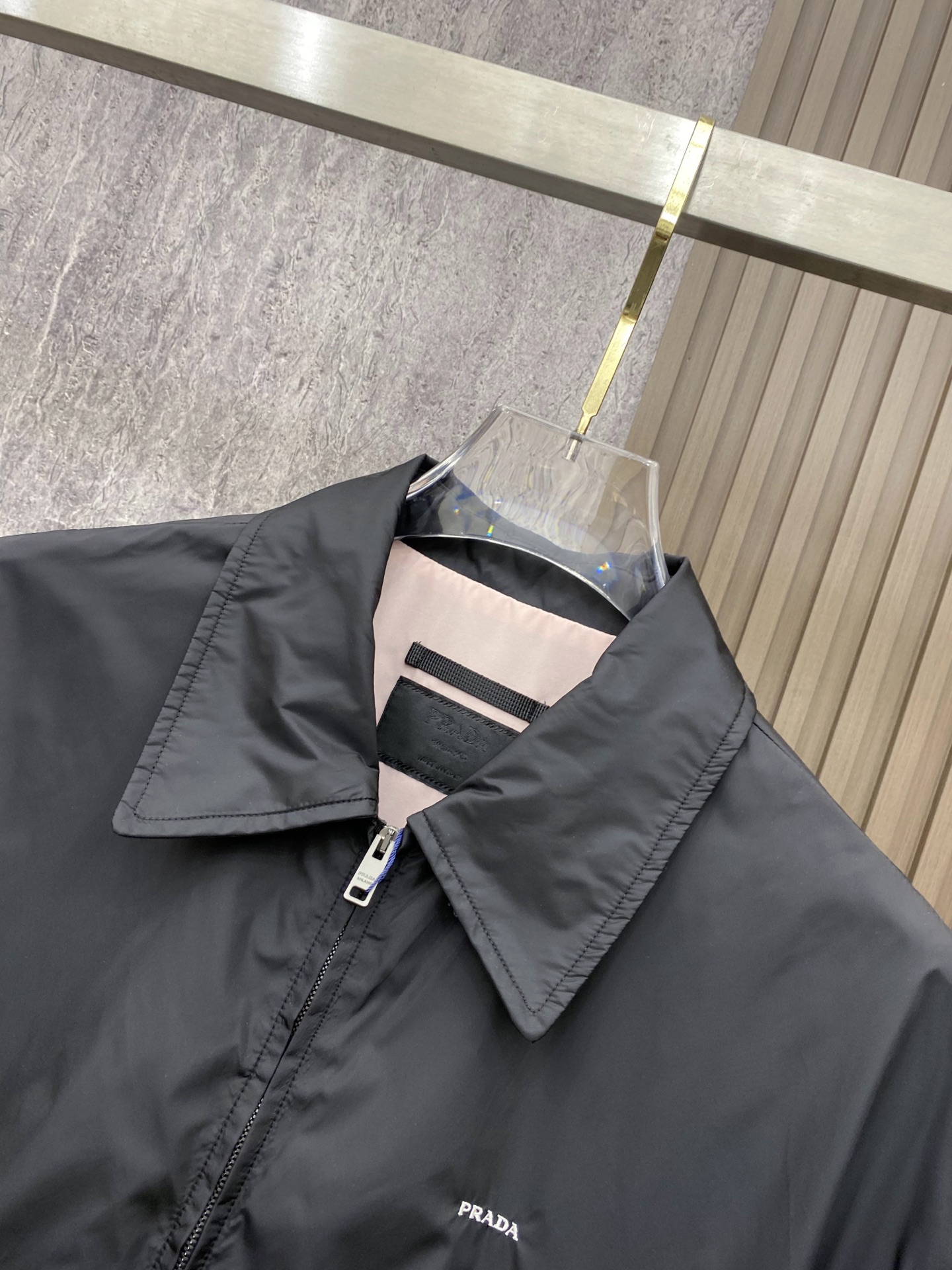 Prada 普拉达 2026ss春季新款翻领夹克外套全高端版本！高定专柜面料辅料，透气舒适度高，细节无可