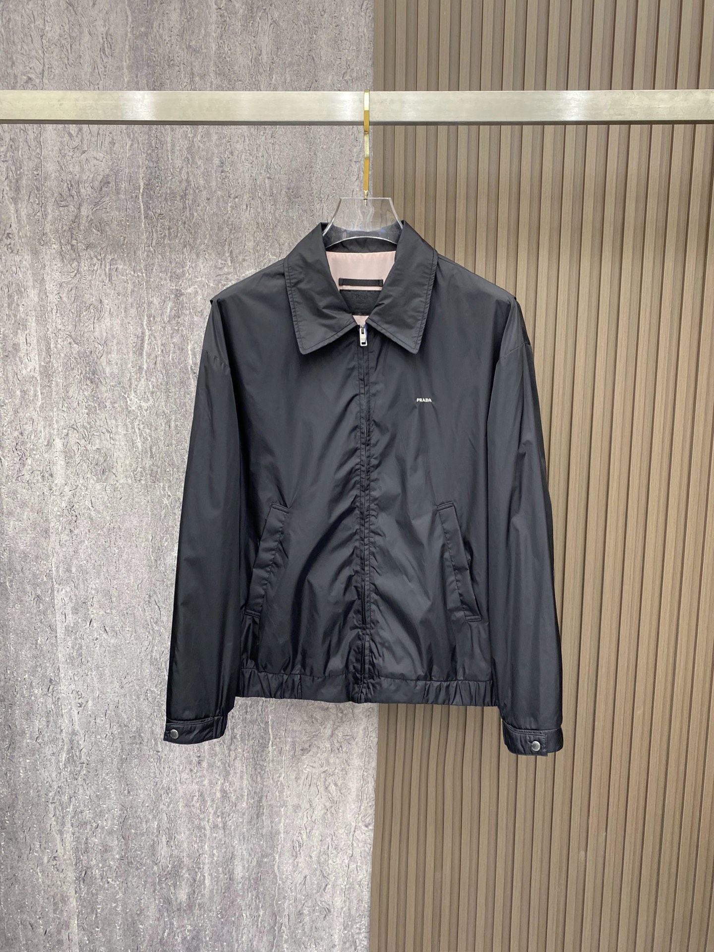 Prada 普拉达 2026ss春季新款翻领夹克外套全高端版本！高定专柜面料辅料，透气舒适度高，细节无可