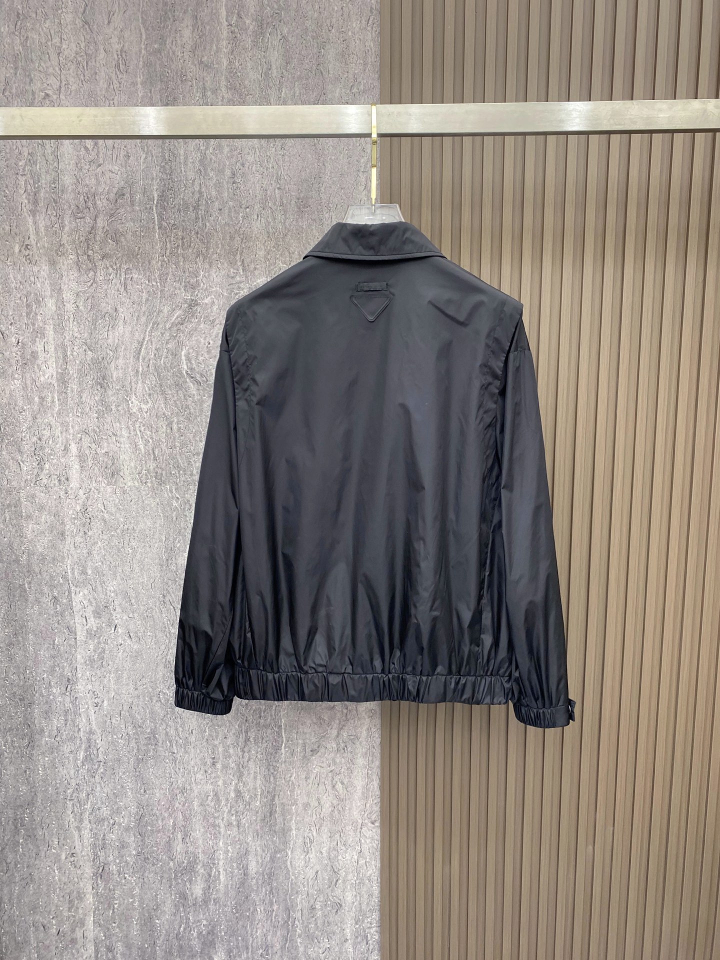 Prada 普拉达 2026ss春季新款翻领夹克外套全高端版本！高定专柜面料辅料，透气舒适度高，细节无可