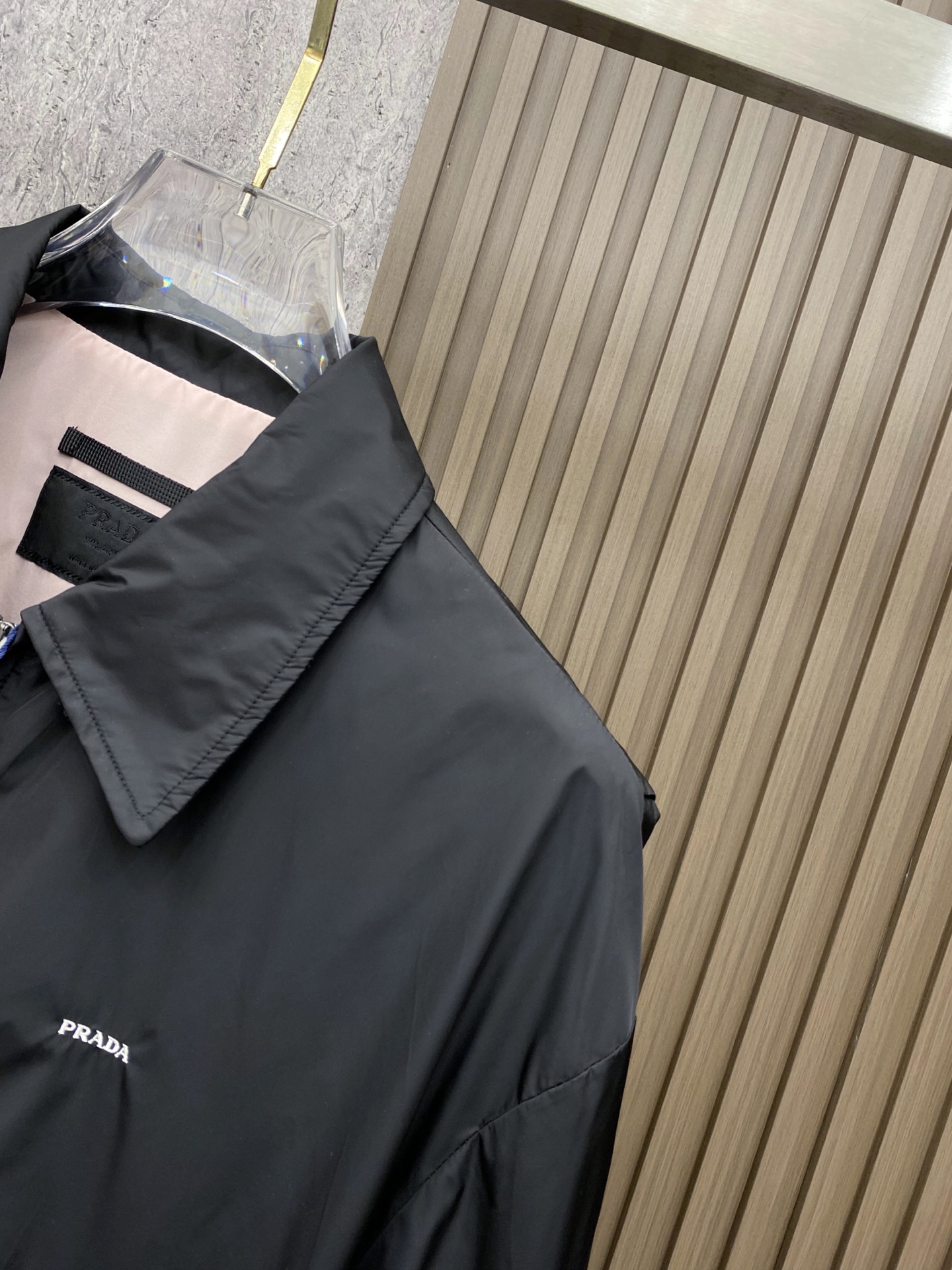 Prada 普拉达 2026ss春季新款翻领夹克外套全高端版本！高定专柜面料辅料，透气舒适度高，细节无可