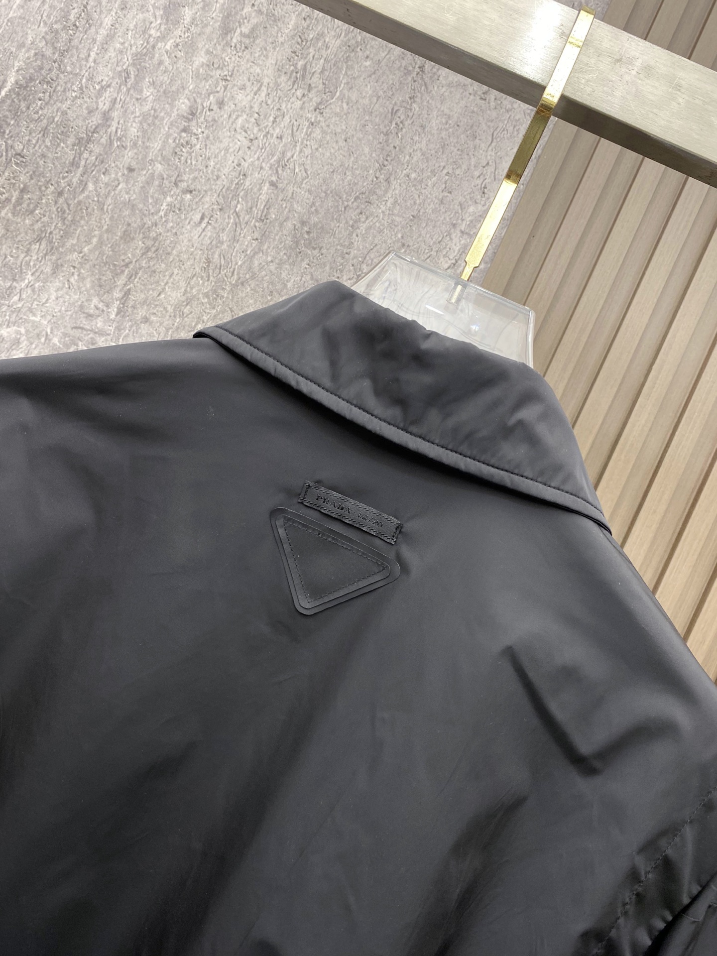 Prada 普拉达 2026ss春季新款翻领夹克外套全高端版本！高定专柜面料辅料，透气舒适度高，细节无可