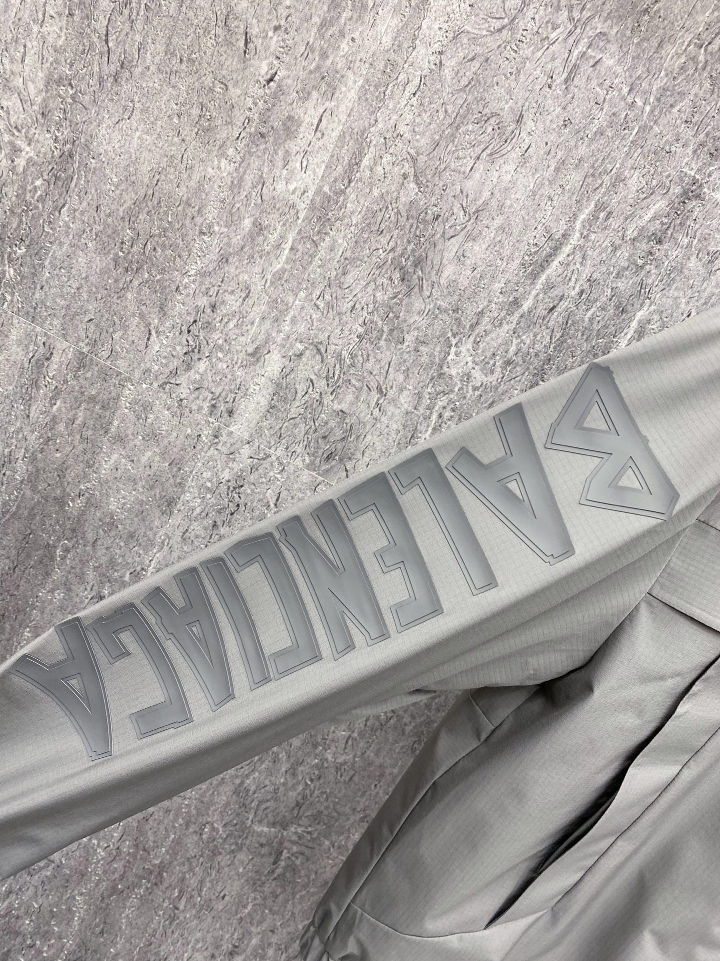 Balenciaga 巴黎世家 2026ss春季新款连帽夹克外套全高端版本！高定专柜面料辅料，透气舒适度