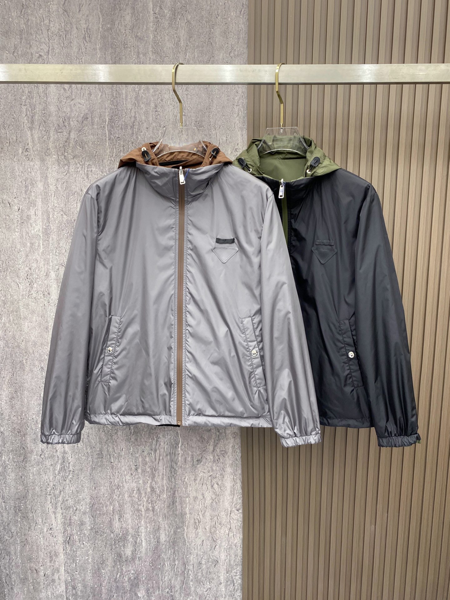 Prada 普拉达 2026ss春季新款连帽夹克外套全高端版本！高定专柜面料辅料，透气舒适度高，细节无可