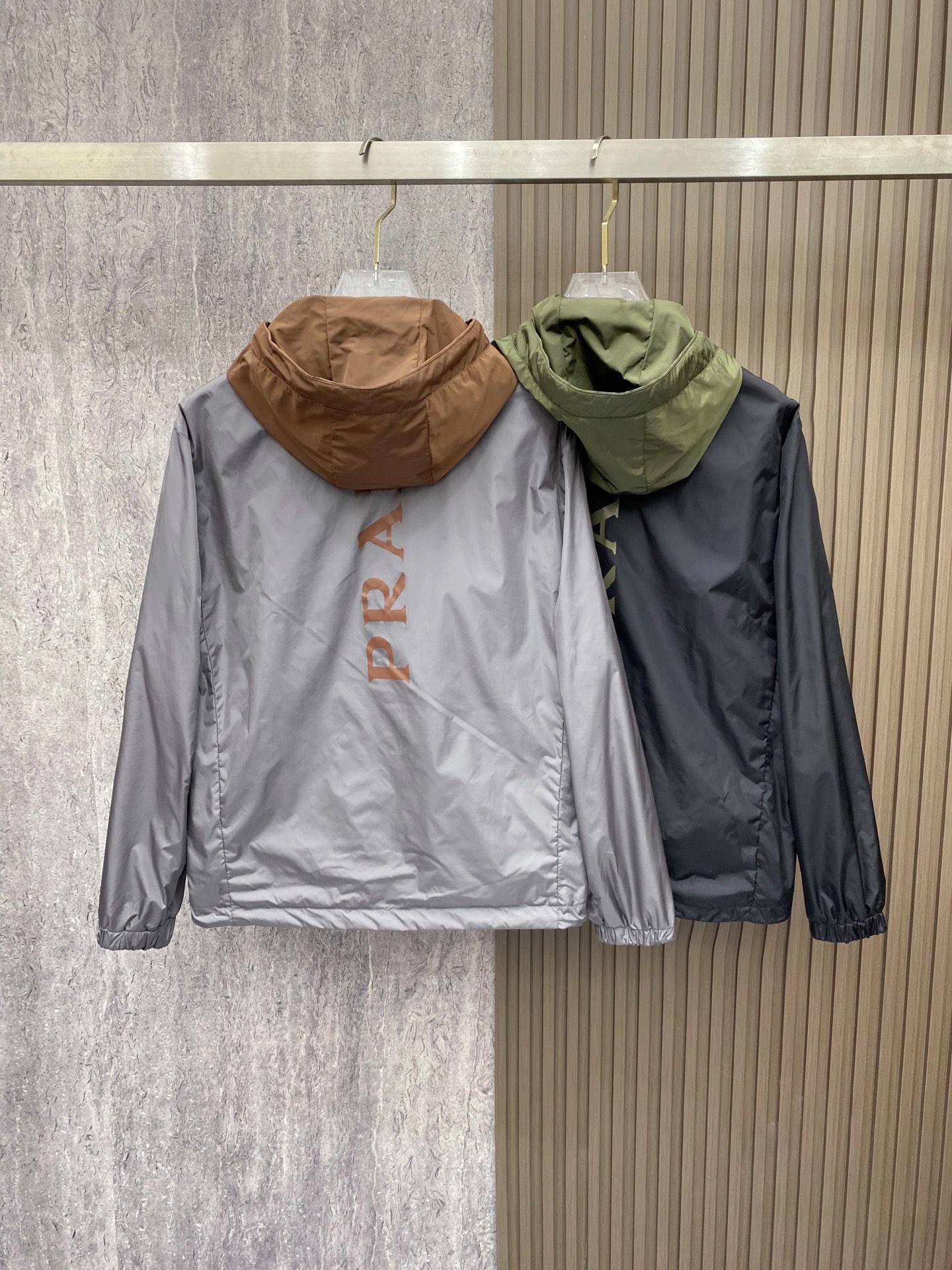 Prada 普拉达 2026ss春季新款连帽夹克外套全高端版本！高定专柜面料辅料，透气舒适度高，细节无可