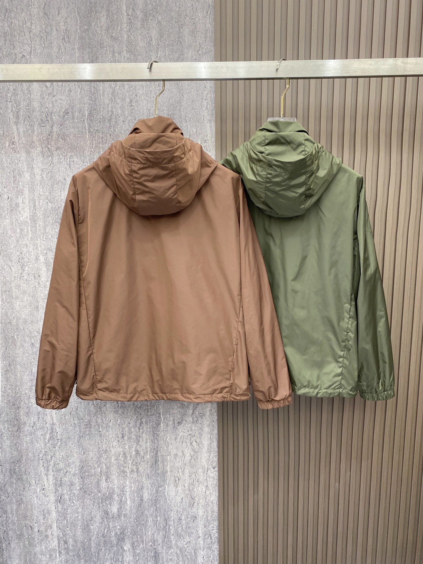 Prada 普拉达 2026ss春季新款连帽夹克外套全高端版本！高定专柜面料辅料，透气舒适度高，细节无可