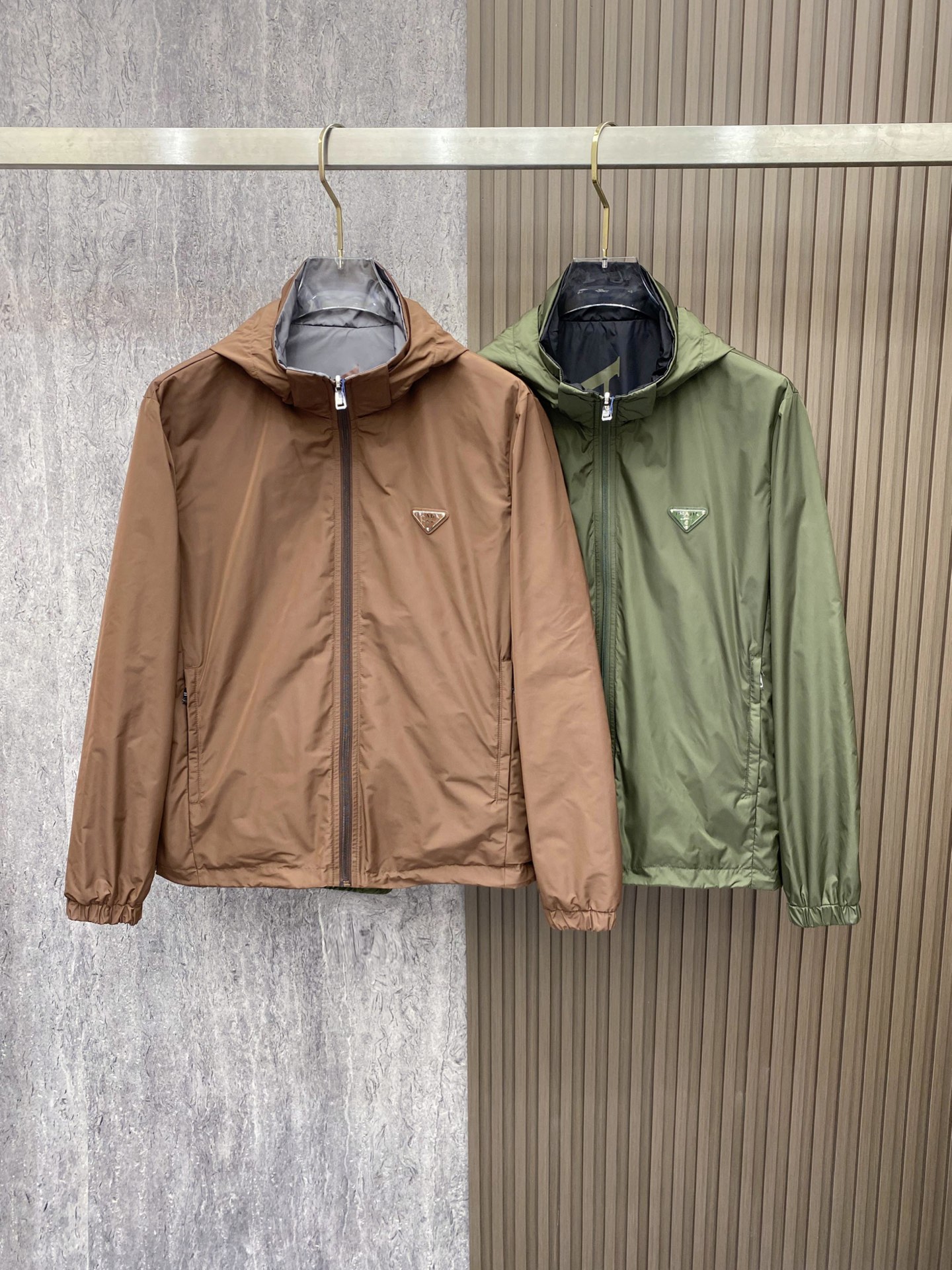 Prada 普拉达 2026ss春季新款连帽夹克外套全高端版本！高定专柜面料辅料，透气舒适度高，细节无可