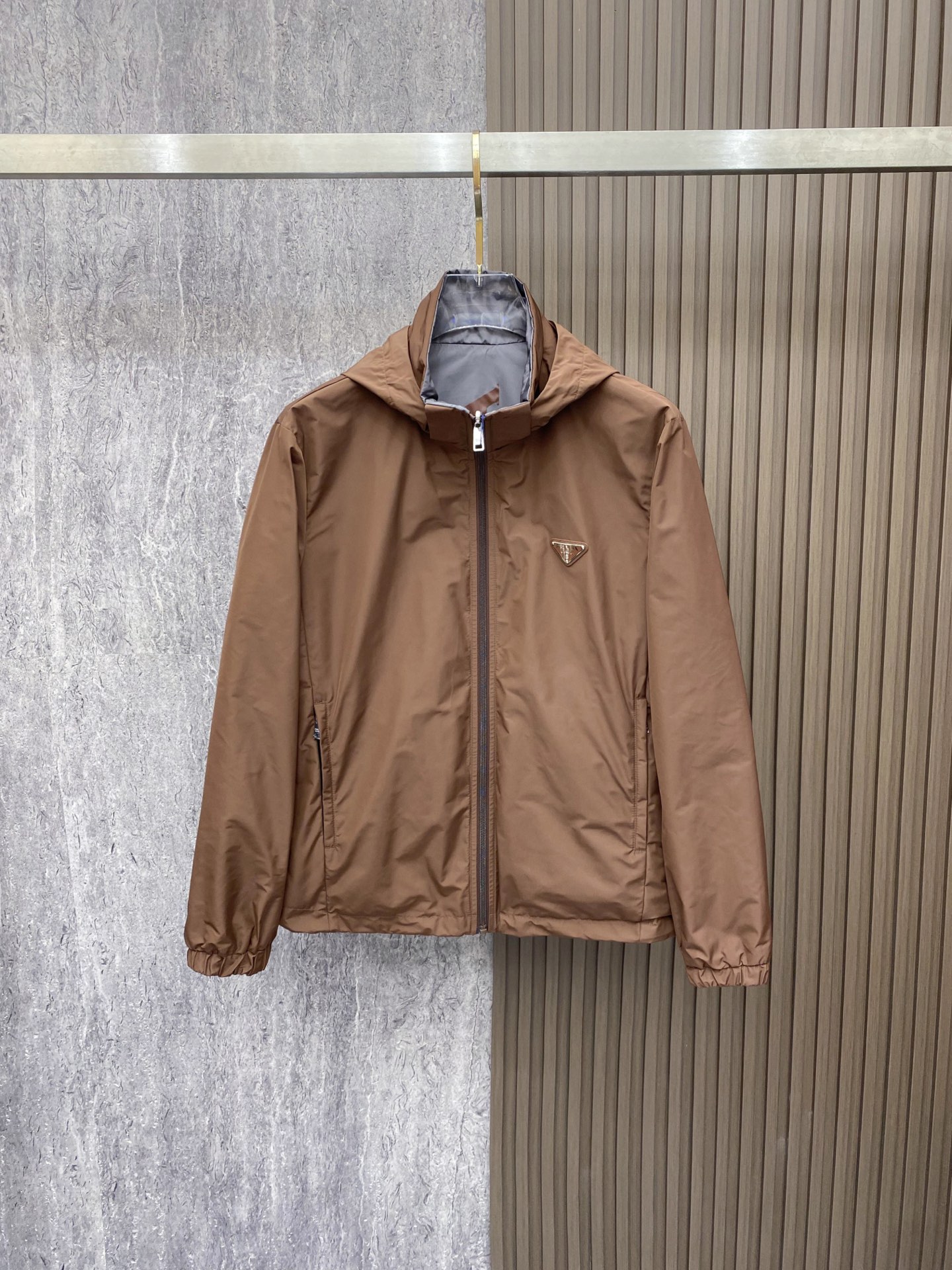 Prada 普拉达 2026ss春季新款连帽夹克外套全高端版本！高定专柜面料辅料，透气舒适度高，细节无可