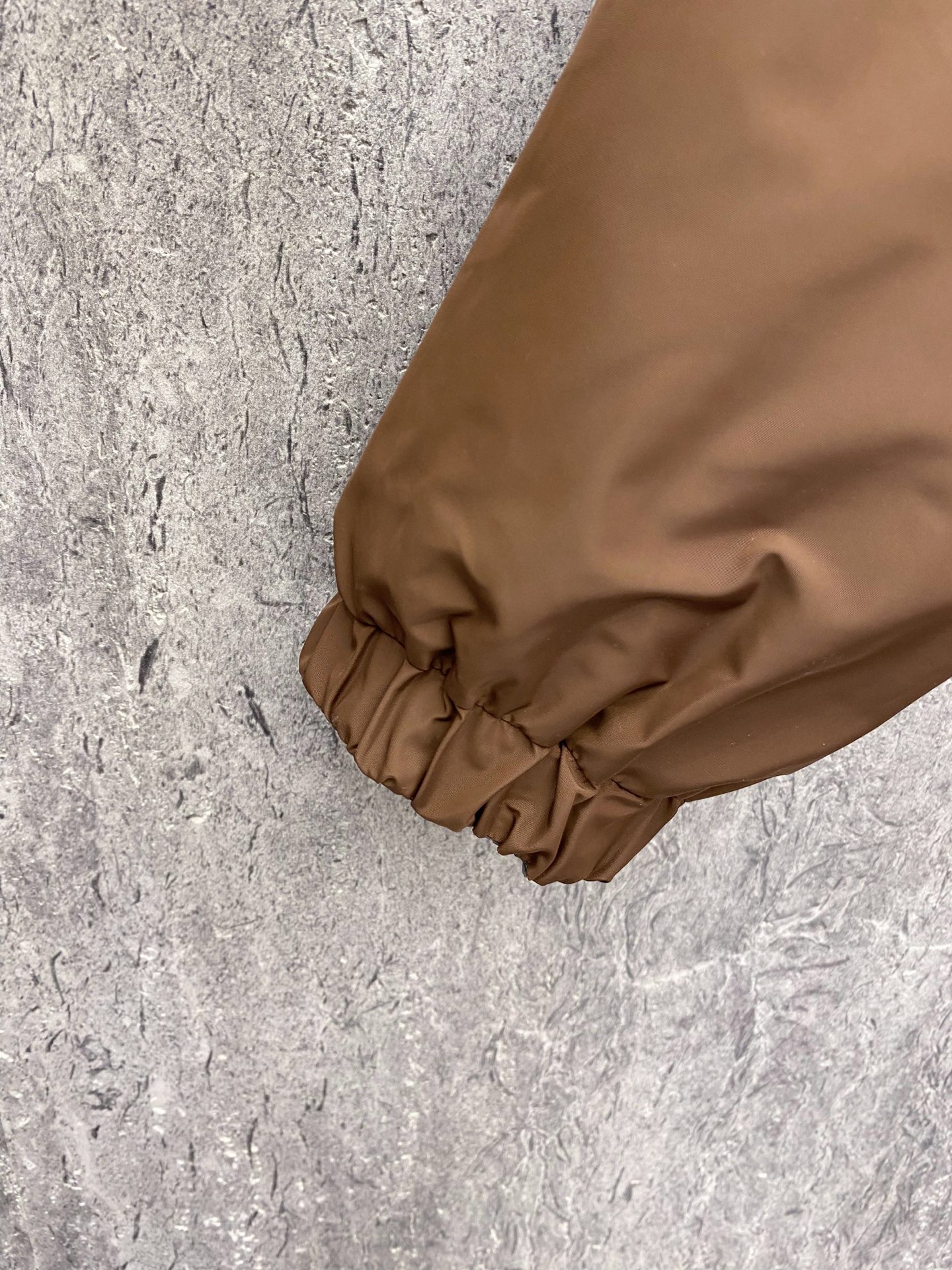 Prada 普拉达 2026ss春季新款连帽夹克外套全高端版本！高定专柜面料辅料，透气舒适度高，细节无可