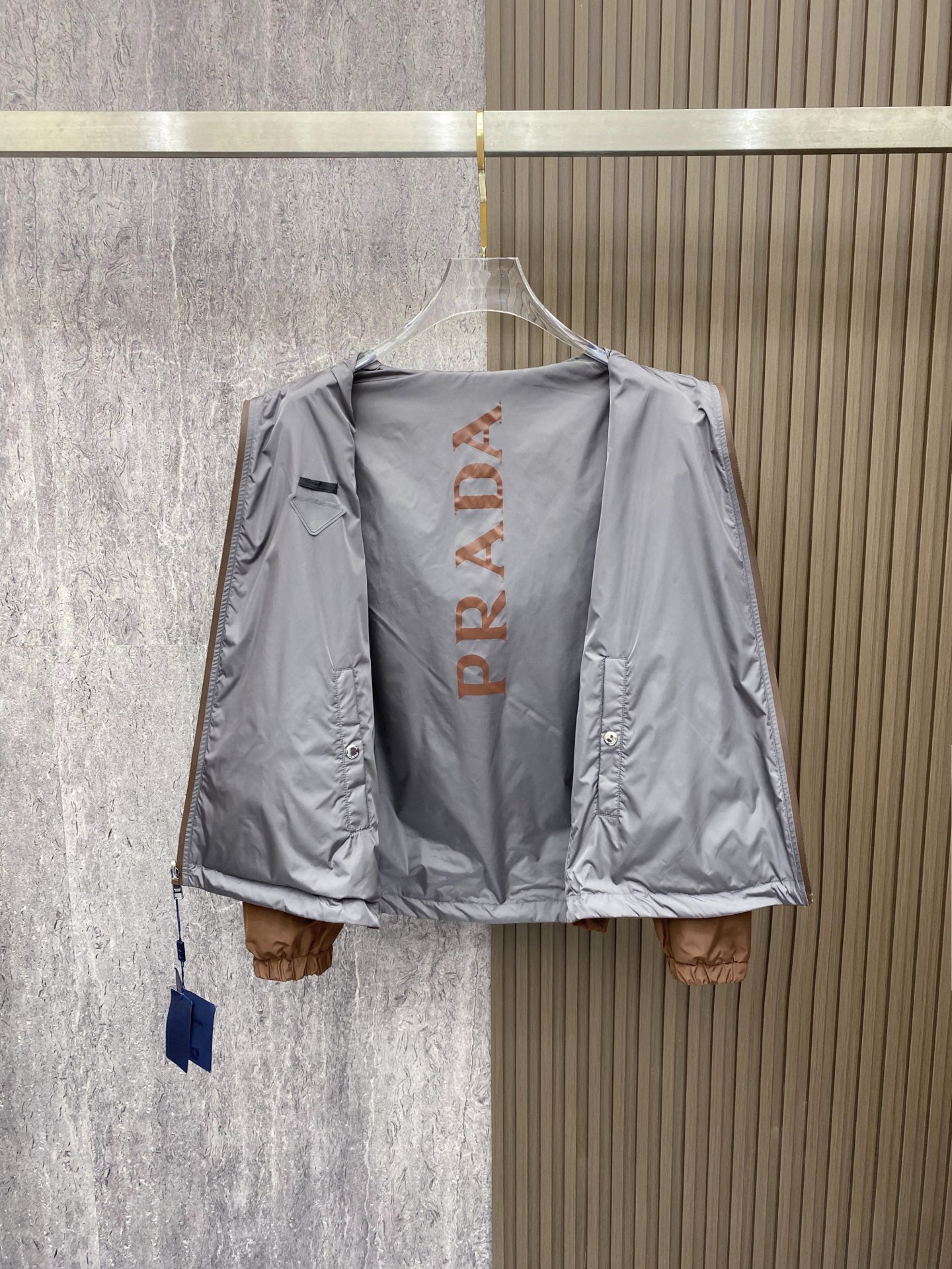 Prada 普拉达 2026ss春季新款连帽夹克外套全高端版本！高定专柜面料辅料，透气舒适度高，细节无可