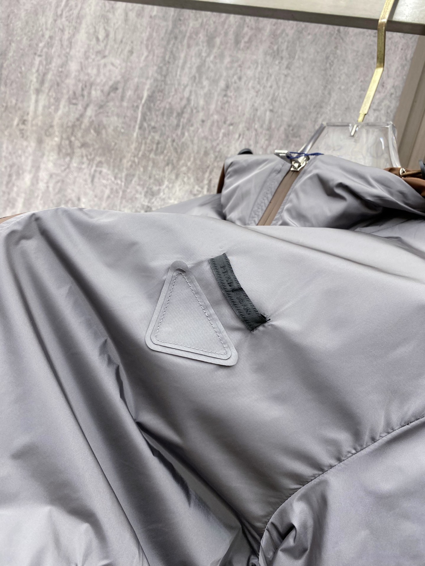 Prada 普拉达 2026ss春季新款连帽夹克外套全高端版本！高定专柜面料辅料，透气舒适度高，细节无可