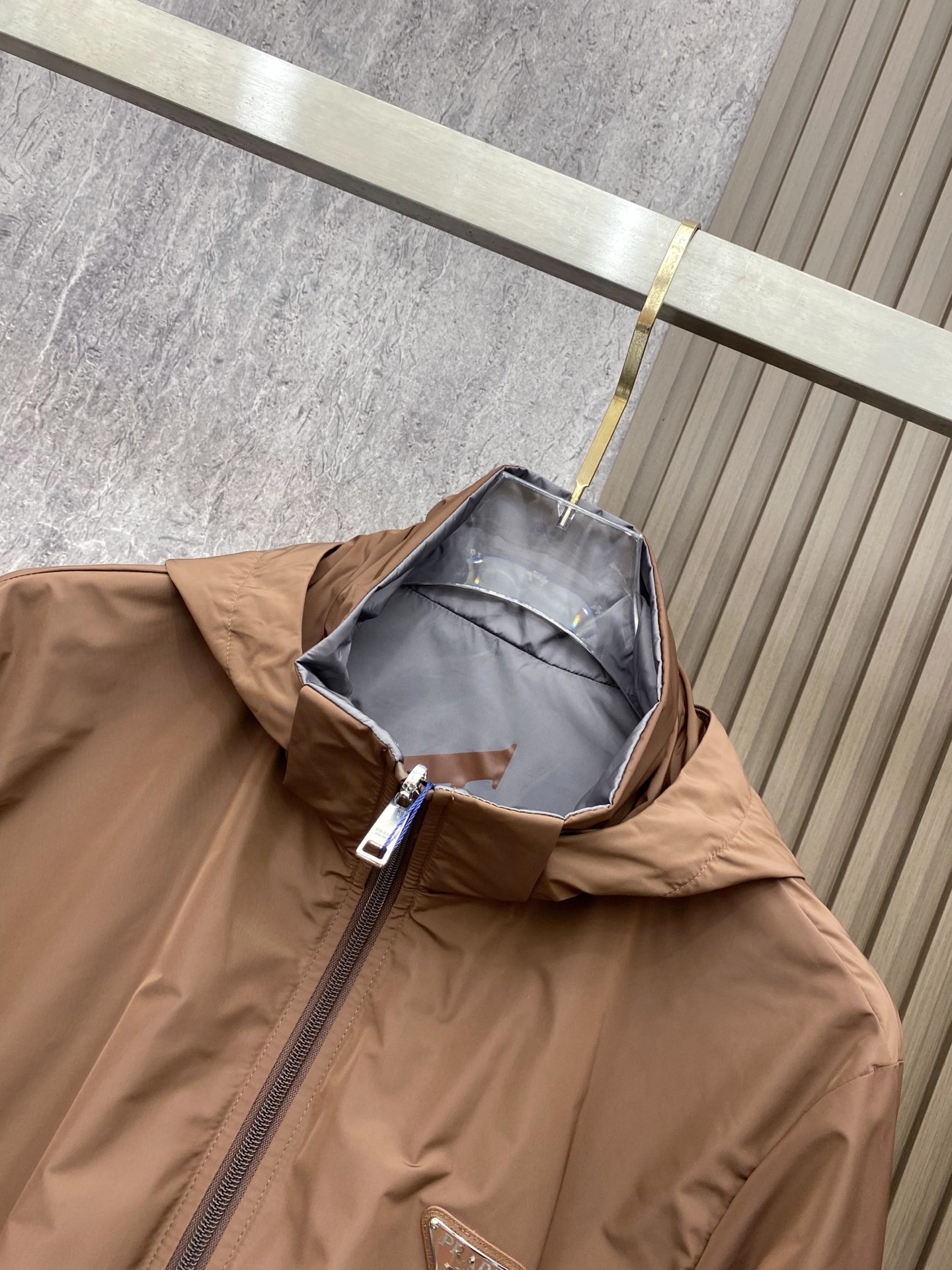 Prada 普拉达 2026ss春季新款连帽夹克外套全高端版本！高定专柜面料辅料，透气舒适度高，细节无可