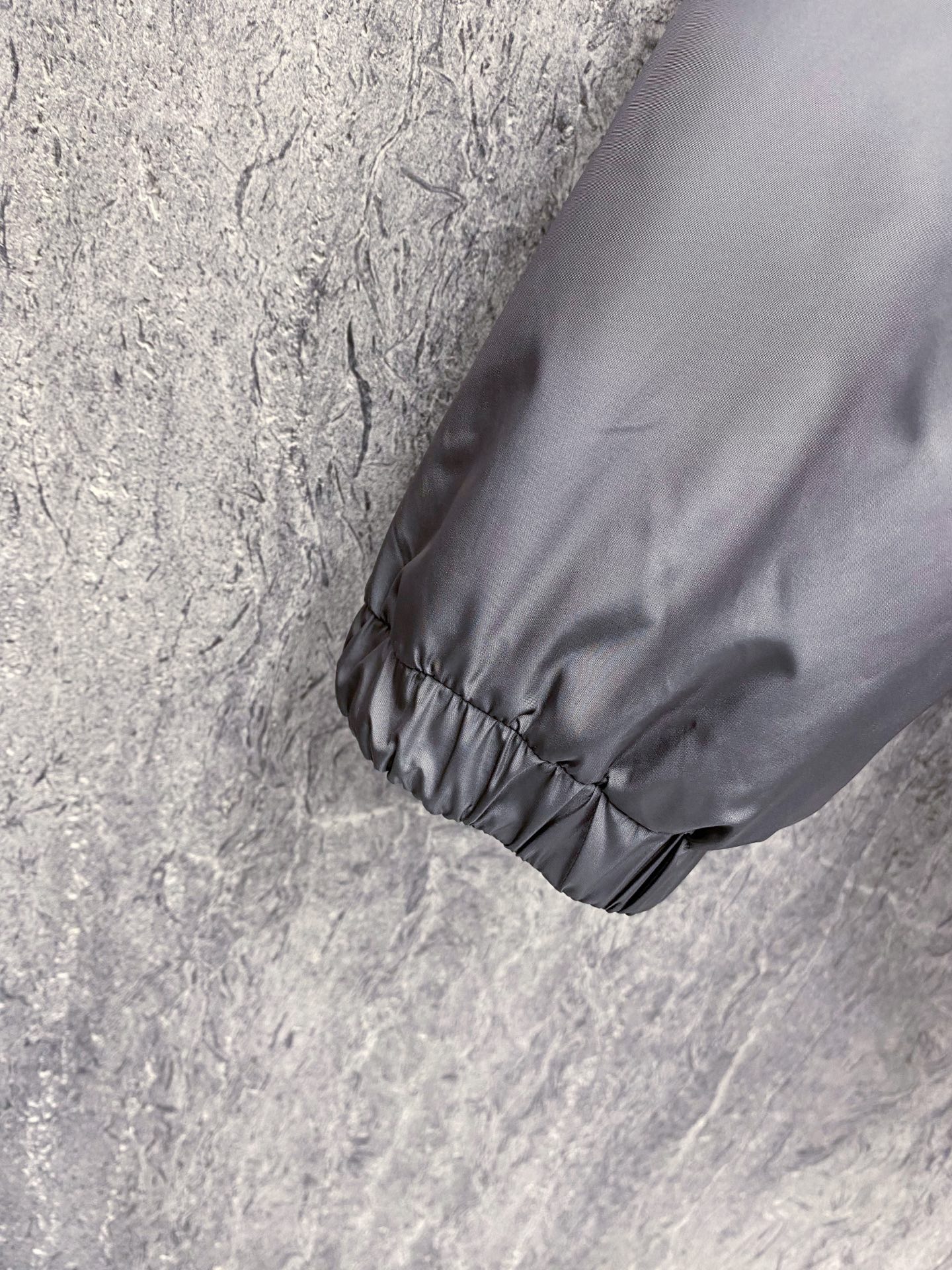 Prada 普拉达 2026ss春季新款连帽夹克外套全高端版本！高定专柜面料辅料，透气舒适度高，细节无可