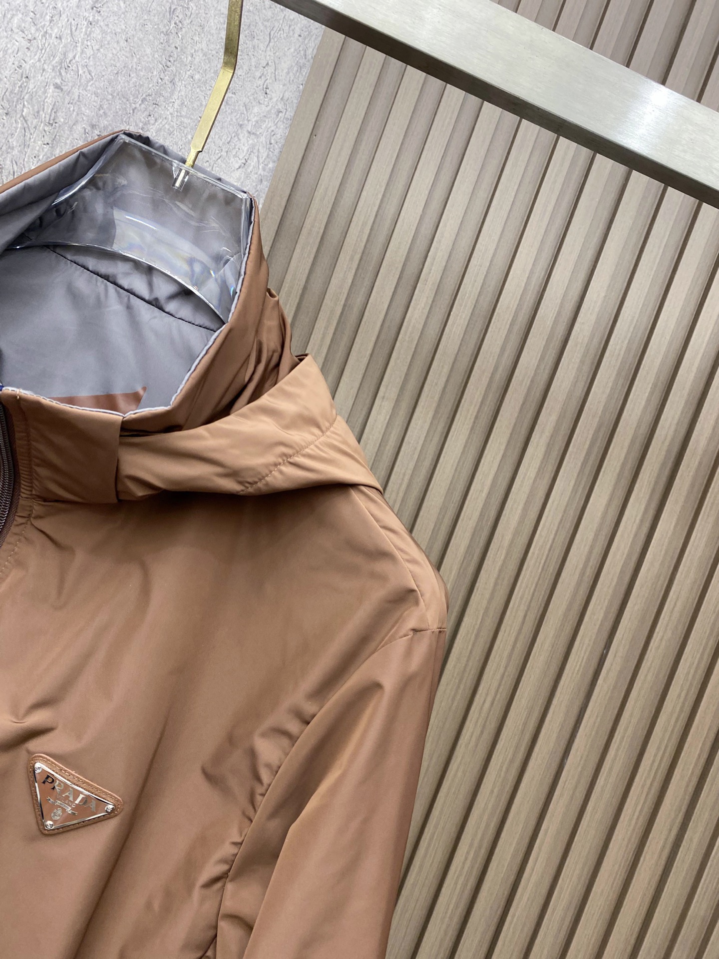 Prada 普拉达 2026ss春季新款连帽夹克外套全高端版本！高定专柜面料辅料，透气舒适度高，细节无可