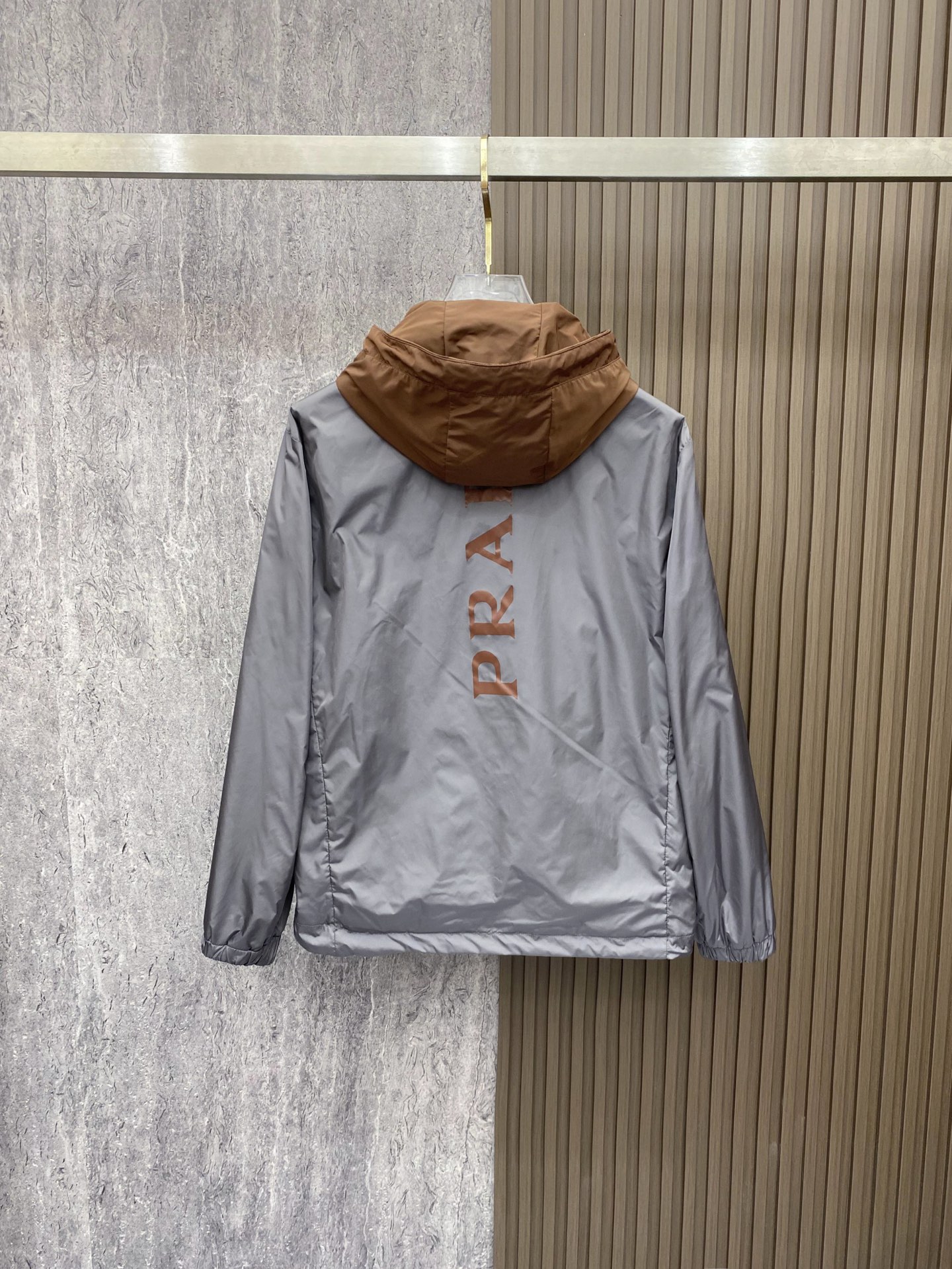 Prada 普拉达 2026ss春季新款连帽夹克外套全高端版本！高定专柜面料辅料，透气舒适度高，细节无可