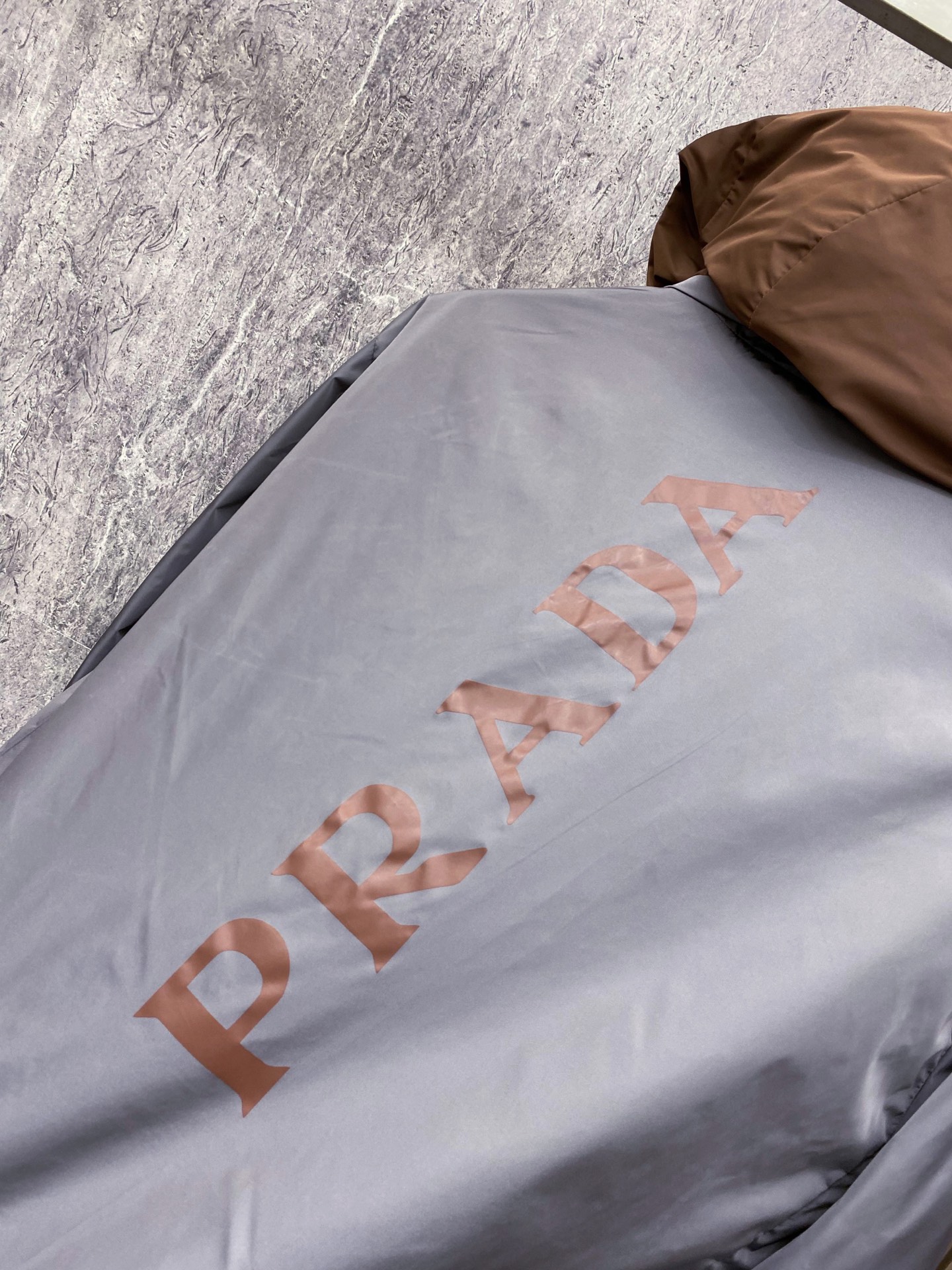 Prada 普拉达 2026ss春季新款连帽夹克外套全高端版本！高定专柜面料辅料，透气舒适度高，细节无可
