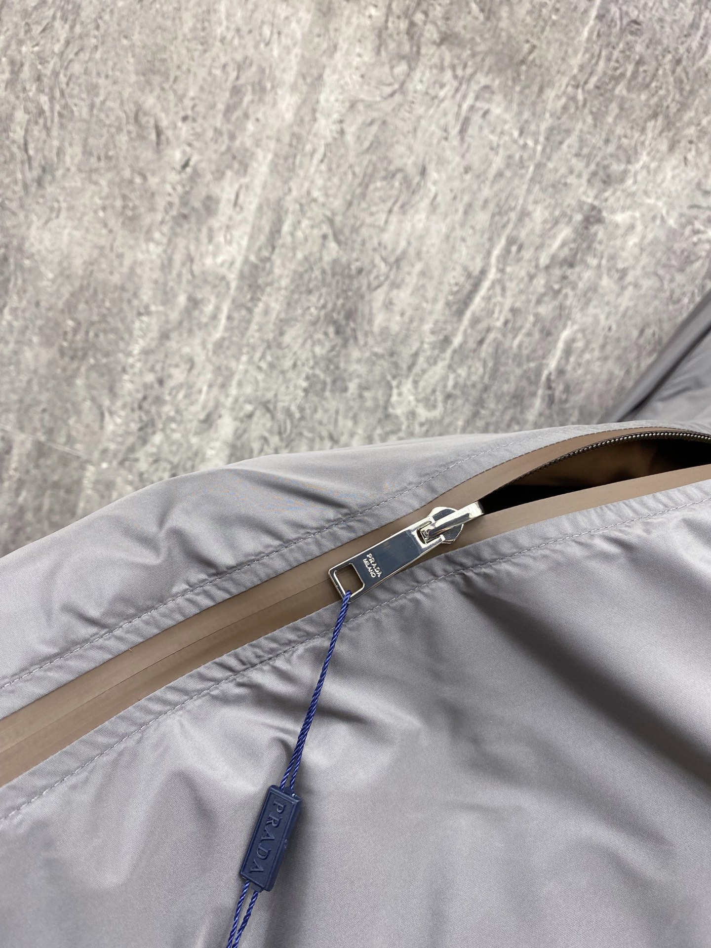 Prada 普拉达 2026ss春季新款连帽夹克外套全高端版本！高定专柜面料辅料，透气舒适度高，细节无可