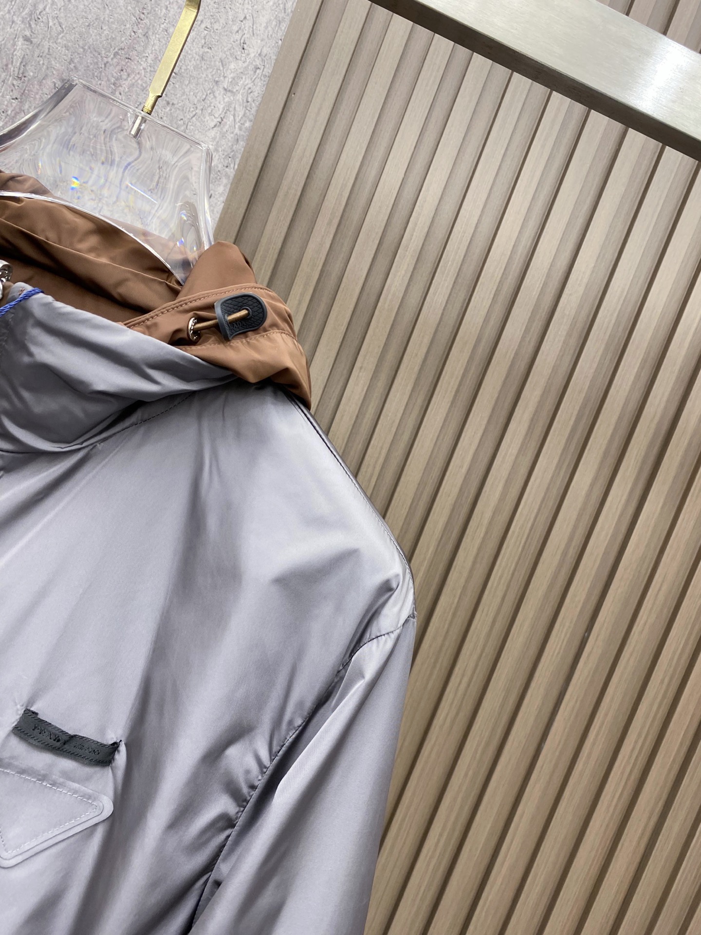 Prada 普拉达 2026ss春季新款连帽夹克外套全高端版本！高定专柜面料辅料，透气舒适度高，细节无可